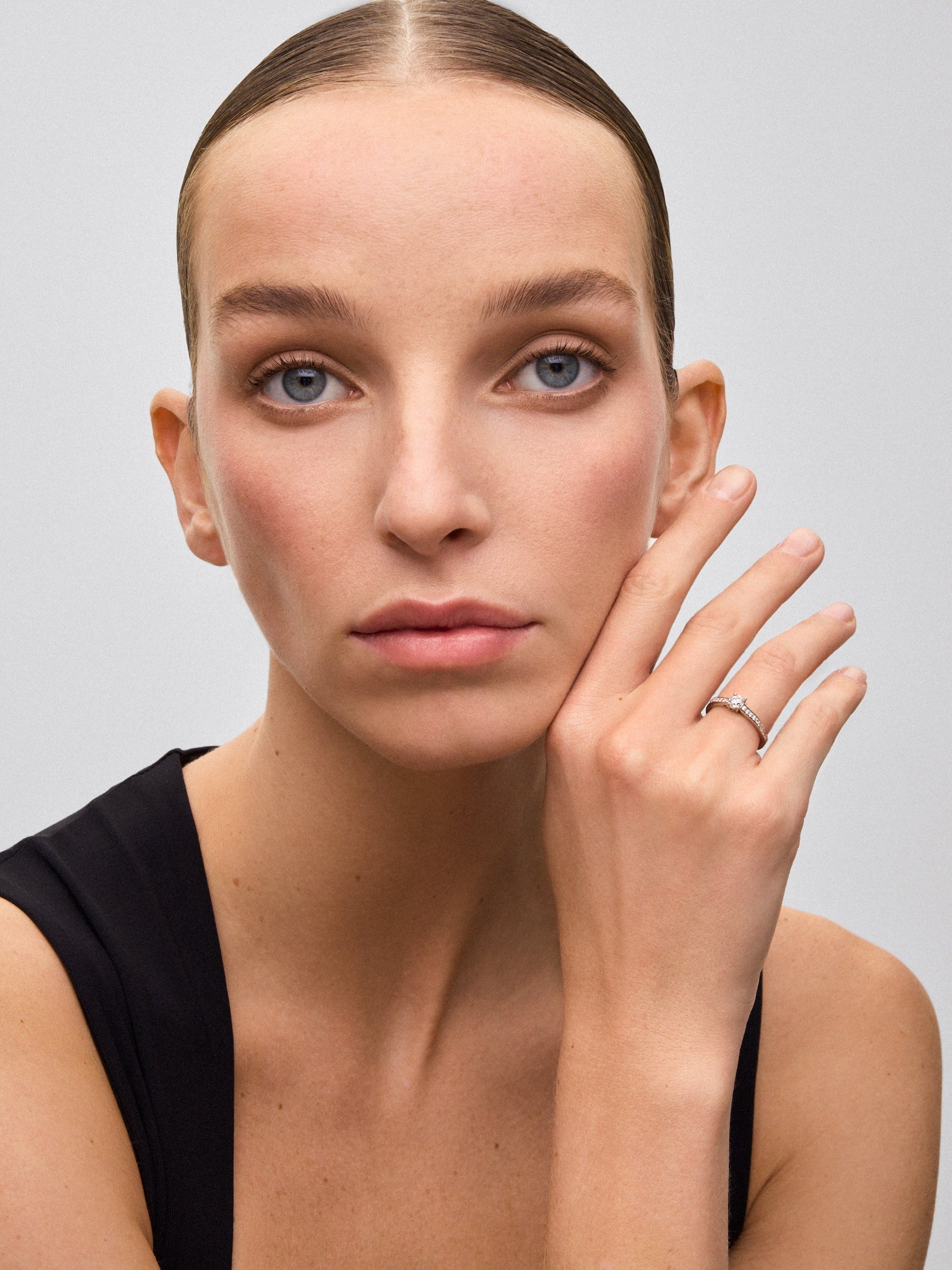 Anillo solitario de oro blanco de 18K con diamante central de 0,40 cts y diamantes en talla brillante con un total de 0,17 cts