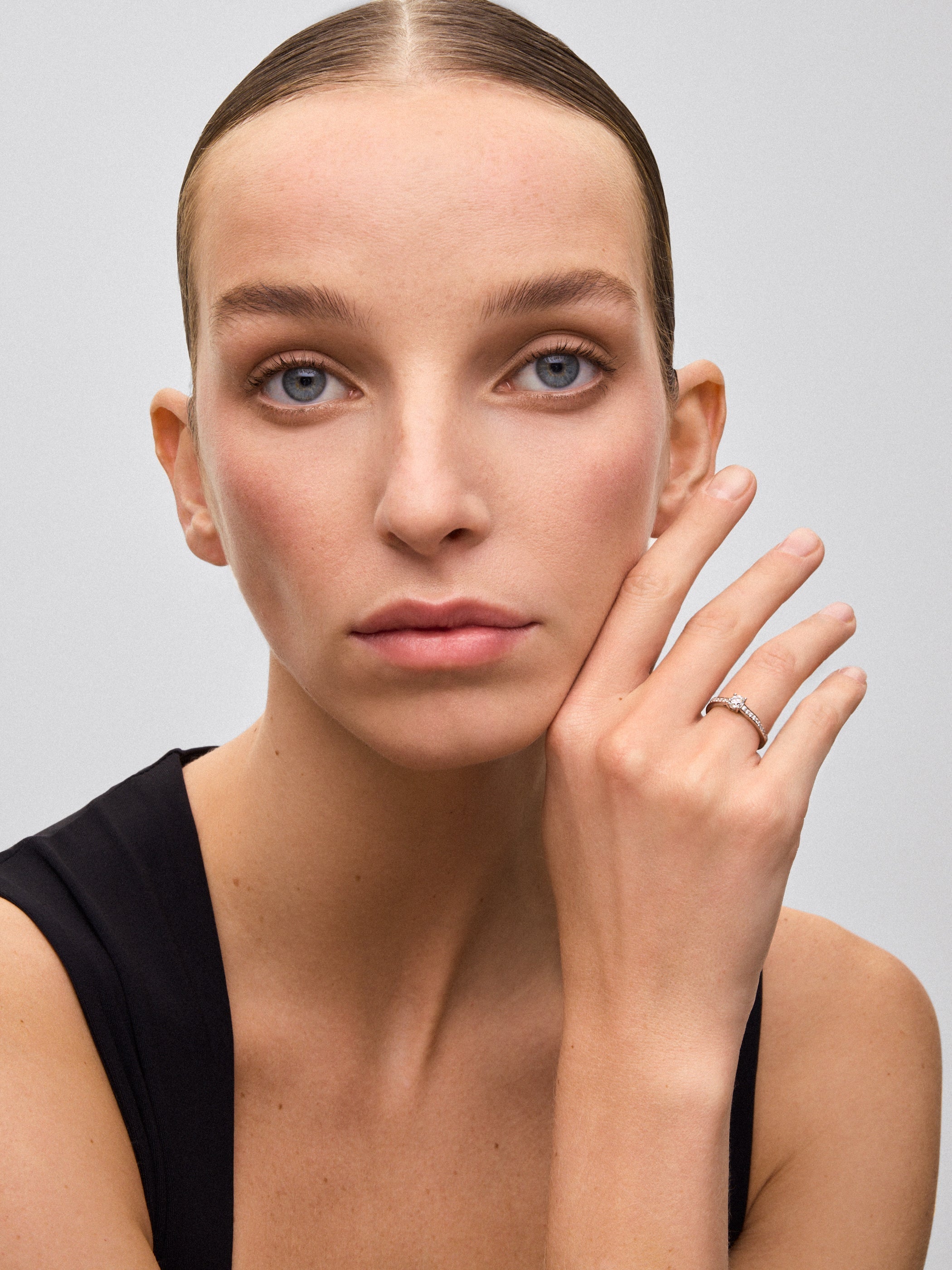 Anillo solitario de oro blanco de 18K con diamante central de 0,40 cts y diamantes en talla brillante con un total de 0,17 cts