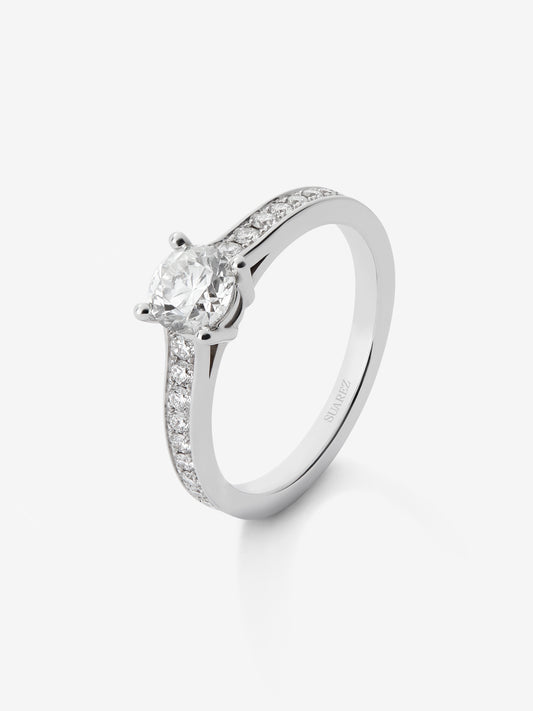 18K white gold solitaire ring with a 0.70 ct central diamond and brilliant-cut diamonds totaling 0.26 cts
