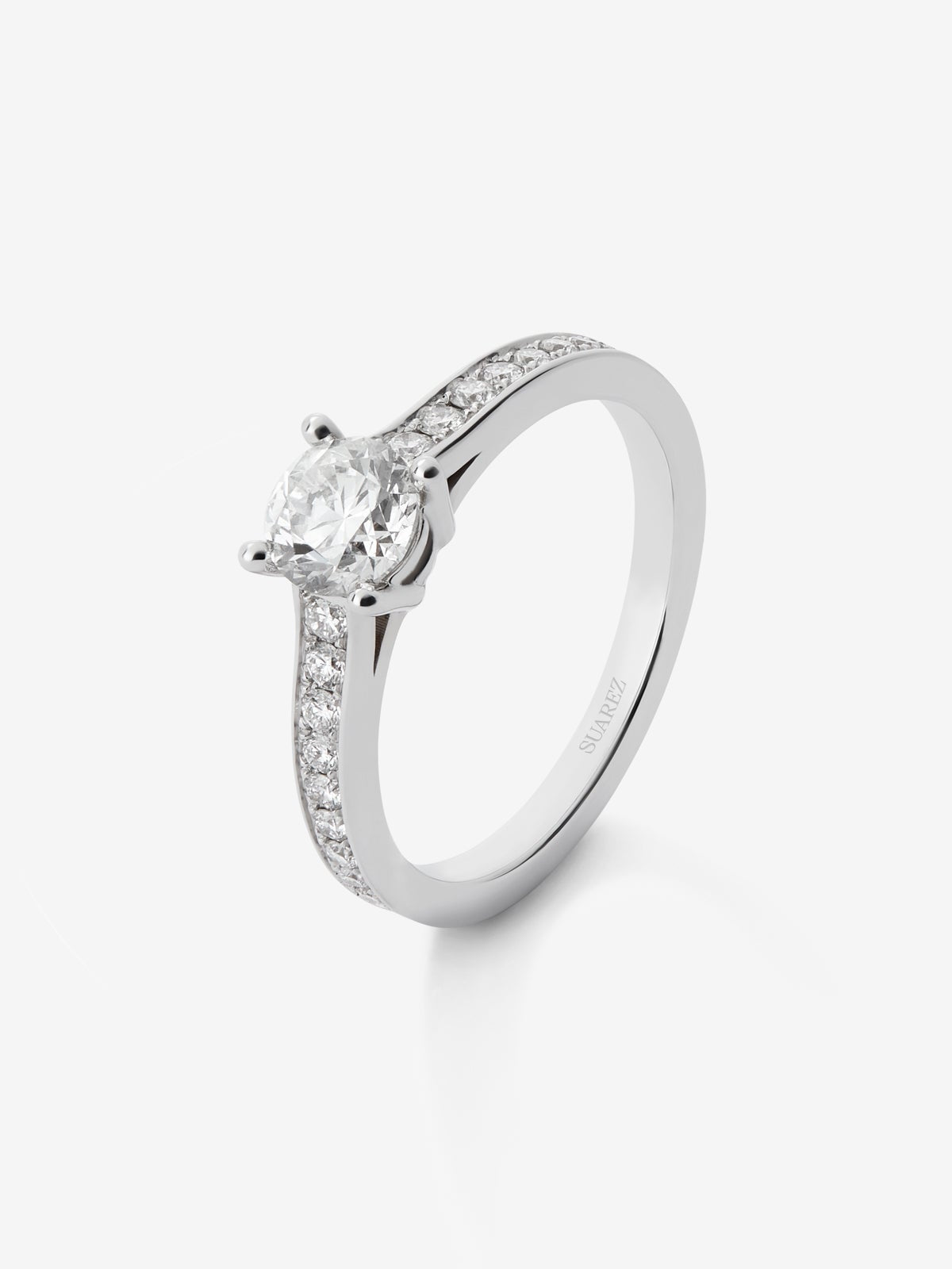 Anillo solitario de oro blanco de 18K con diamante central de 0,70 cts y diamantes en talla brillante con un total de 0,26 cts