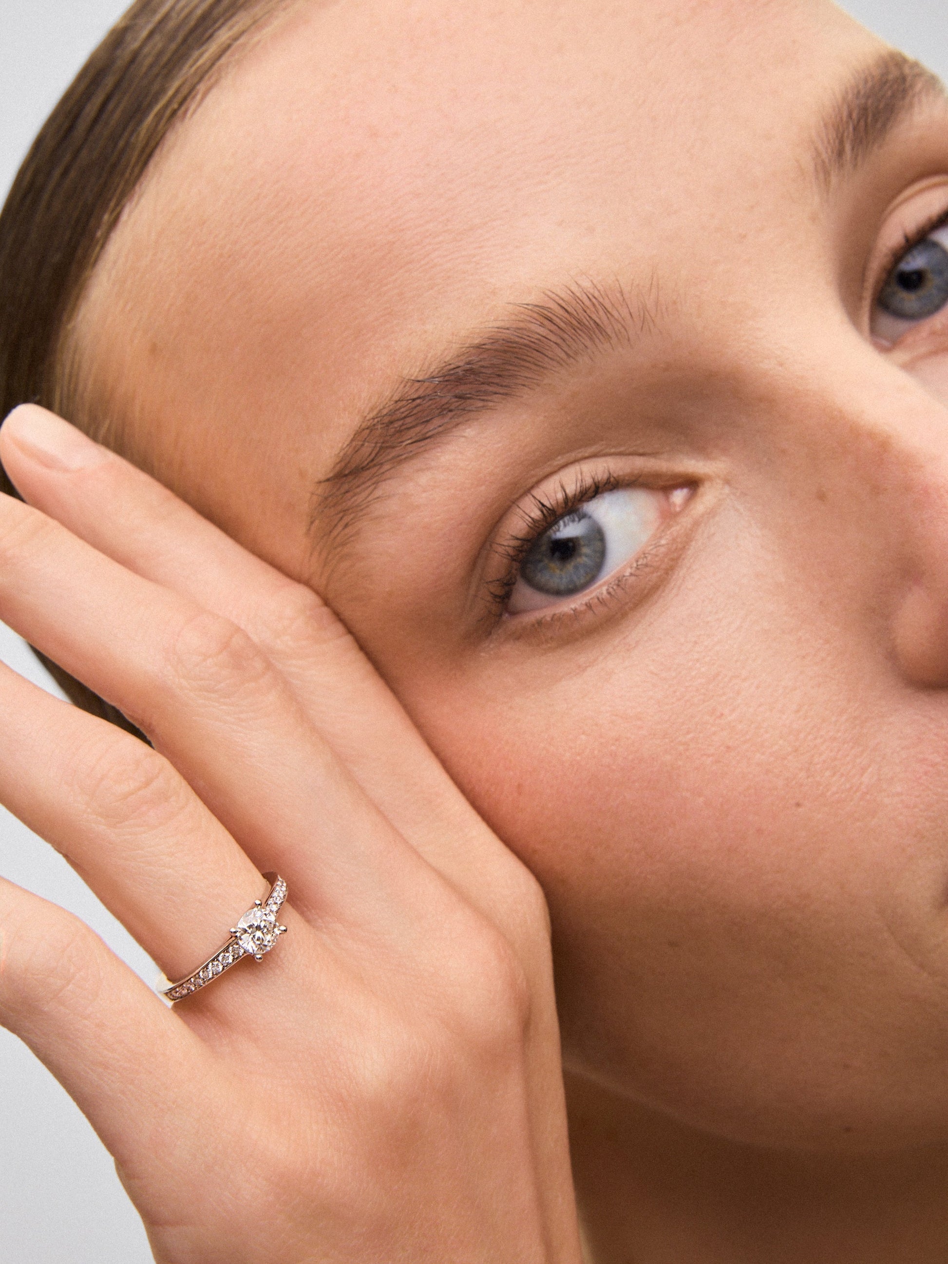 Anillo solitario de oro blanco de 18K con diamante central de 0,70 cts y diamantes en talla brillante con un total de 0,26 cts