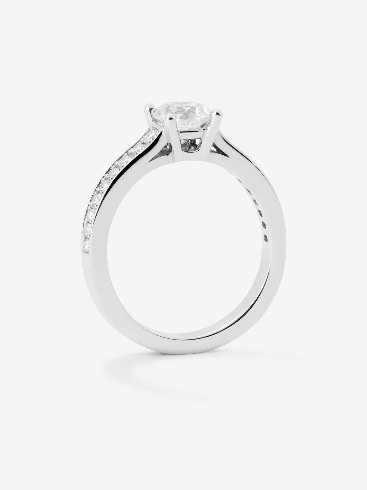 18K white gold solitaire ring with a 0.70 ct central diamond and brilliant-cut diamonds totaling 0.26 cts