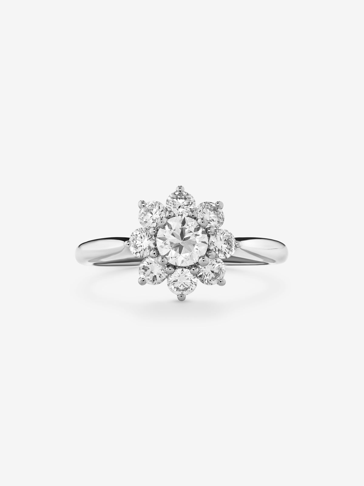 Anillo de oro blanco de 18K con diamante central en talla brillante de 0,5 cts y orla de 8 diamantes en talla brillante con un total de 0,69 cts con forma de estrella