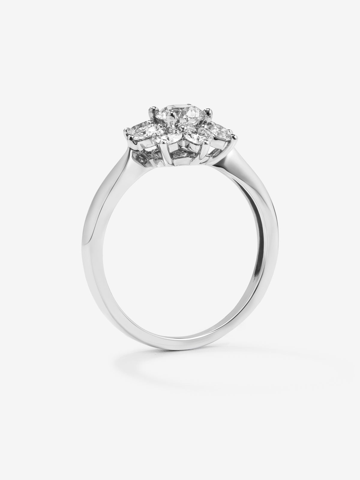 Anillo de oro blanco de 18K con 9 diamantes en talla brillante con un total de 0,4 cts con forma de estrella