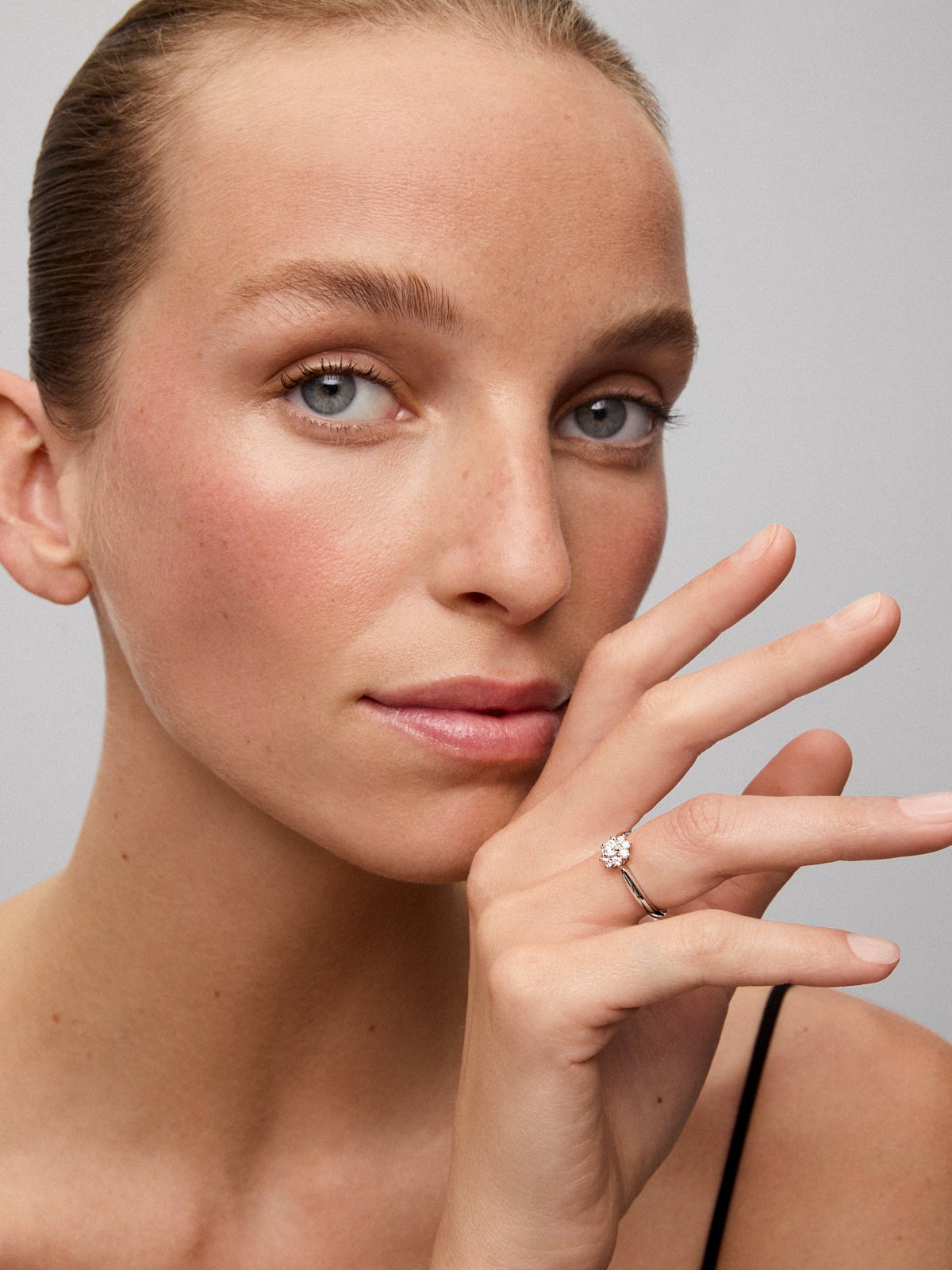 Anillo solitario de compromiso de oro blanco de 18K con diamantes en talla brillante de 0,30 cts