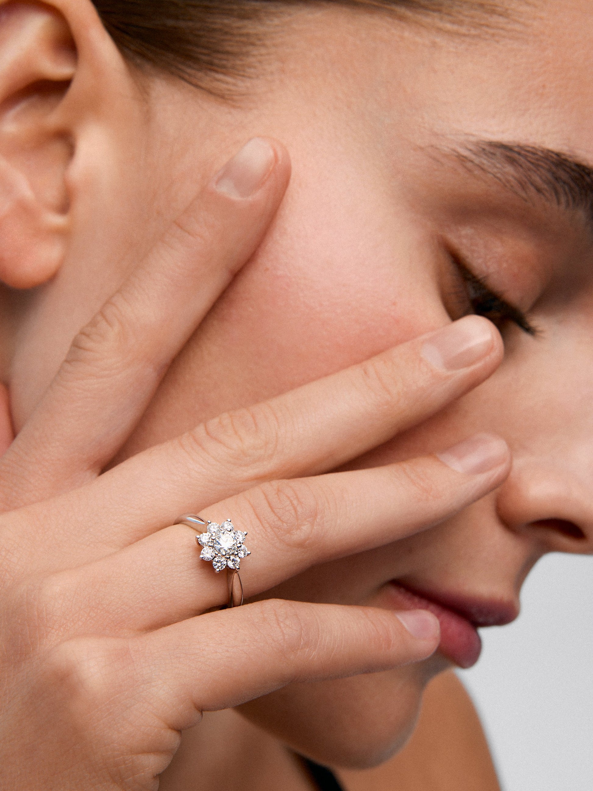 Anillo solitario de compromiso de oro blanco de 18K con diamantes en talla brillante de 0,30 cts