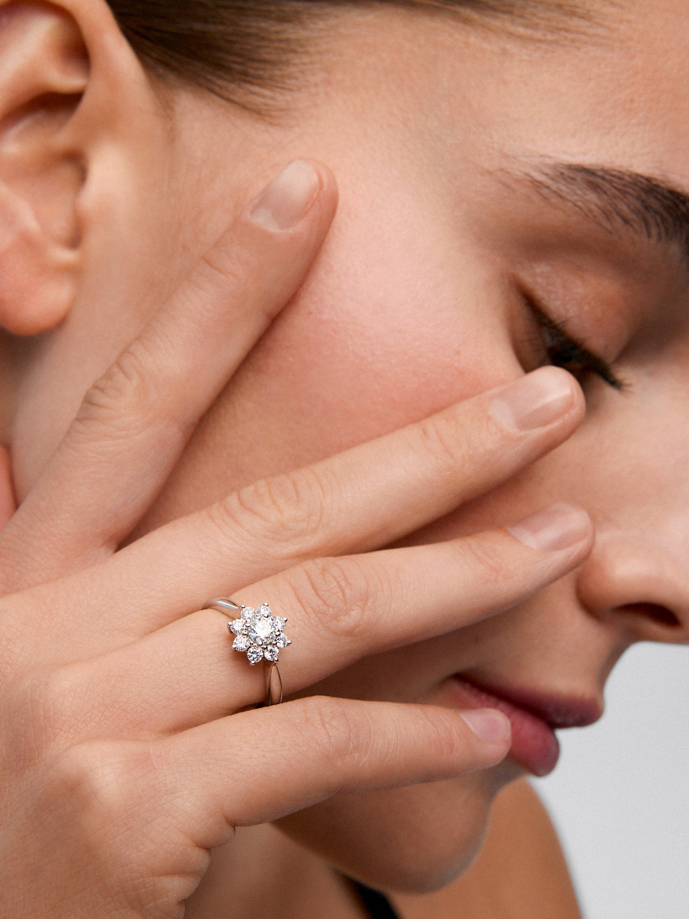 Anillo solitario de compromiso de oro blanco de 18K con diamantes en talla brillante de 0,30 cts