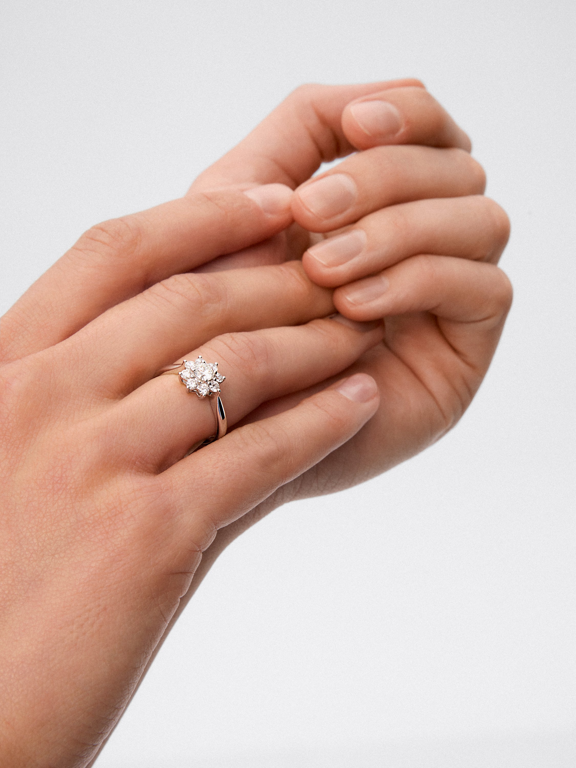 Anillo solitario de compromiso de oro blanco de 18K con diamantes en talla brillante de 0,30cts