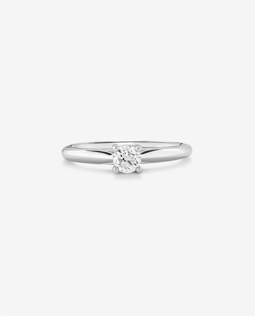 Anillo solitario de oro blanco de 18K con diamante en talla brillante de 0,08 cts