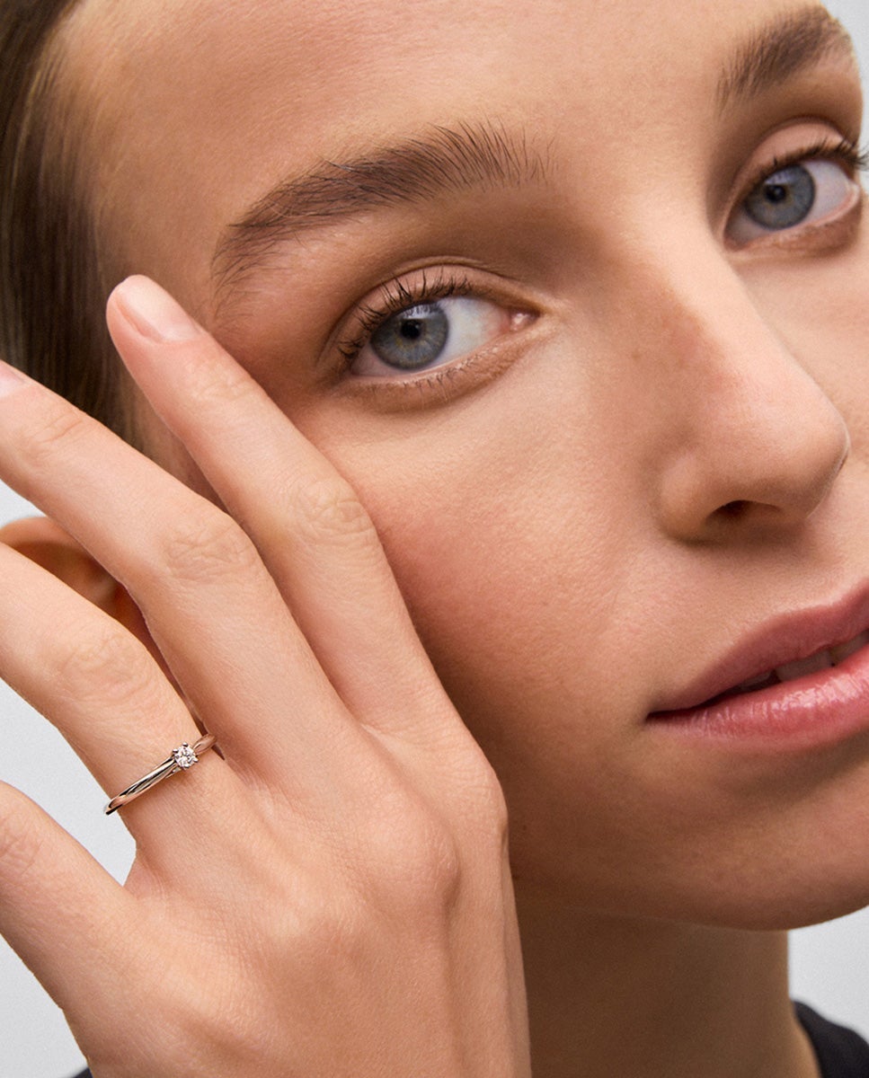 Anillo solitario de oro blanco de 18K con diamante en talla brillante de 0,1 cts