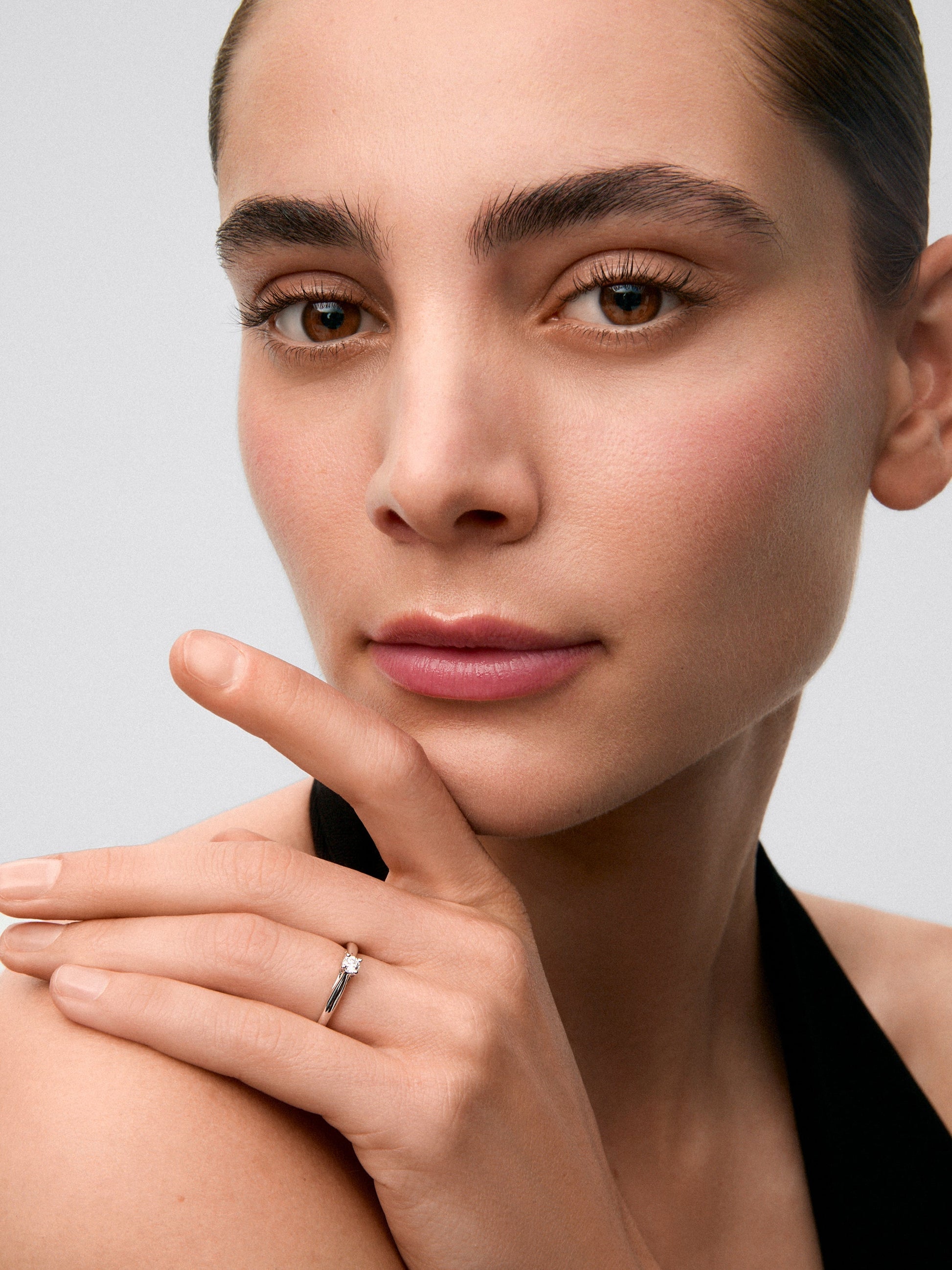 Anillo solitario de oro blanco de 18K con diamante en talla brillante de 0,15 cts
