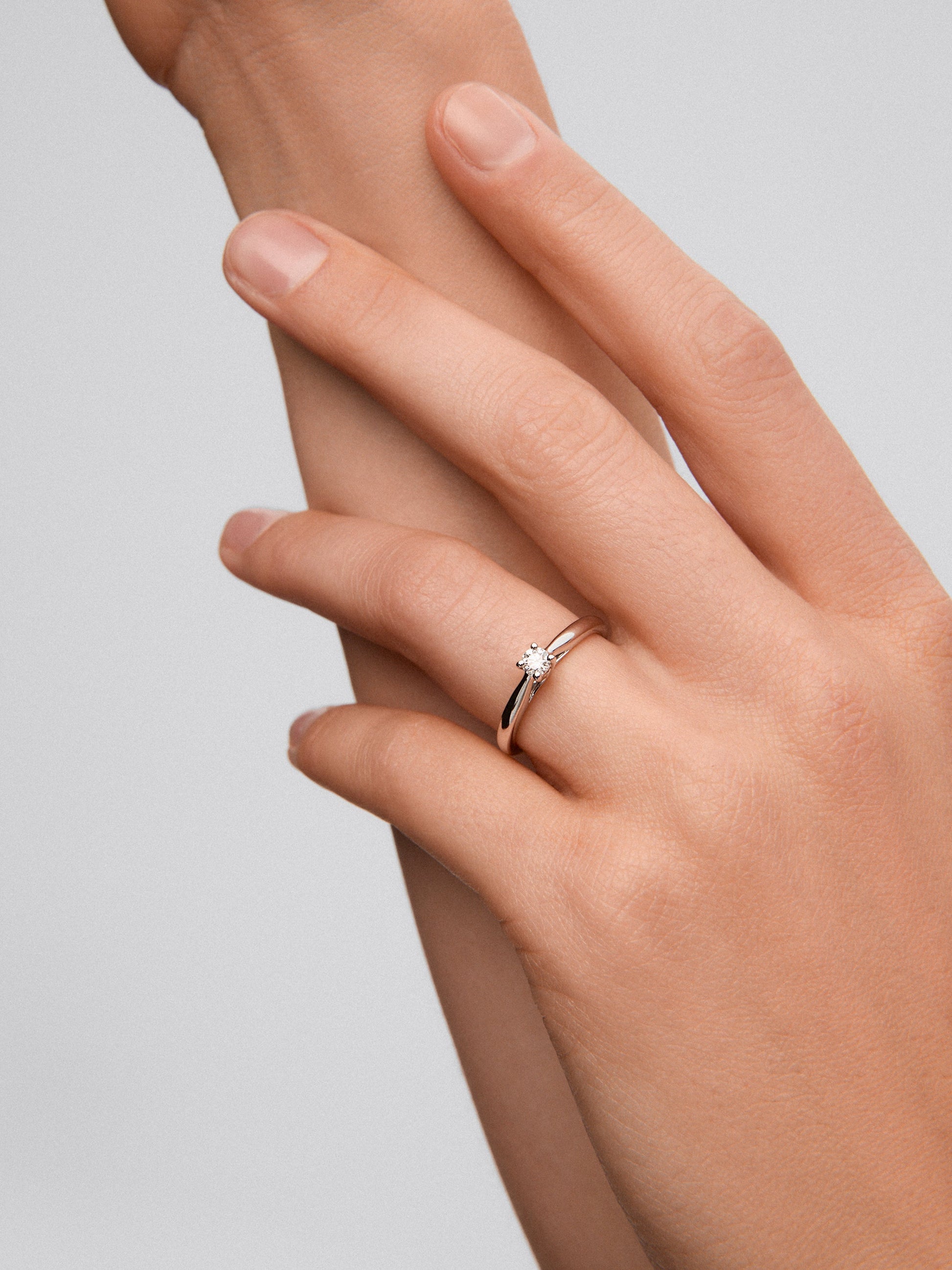 Anillo solitario de oro blanco de 18K con diamante en talla brillante de 0,15 cts