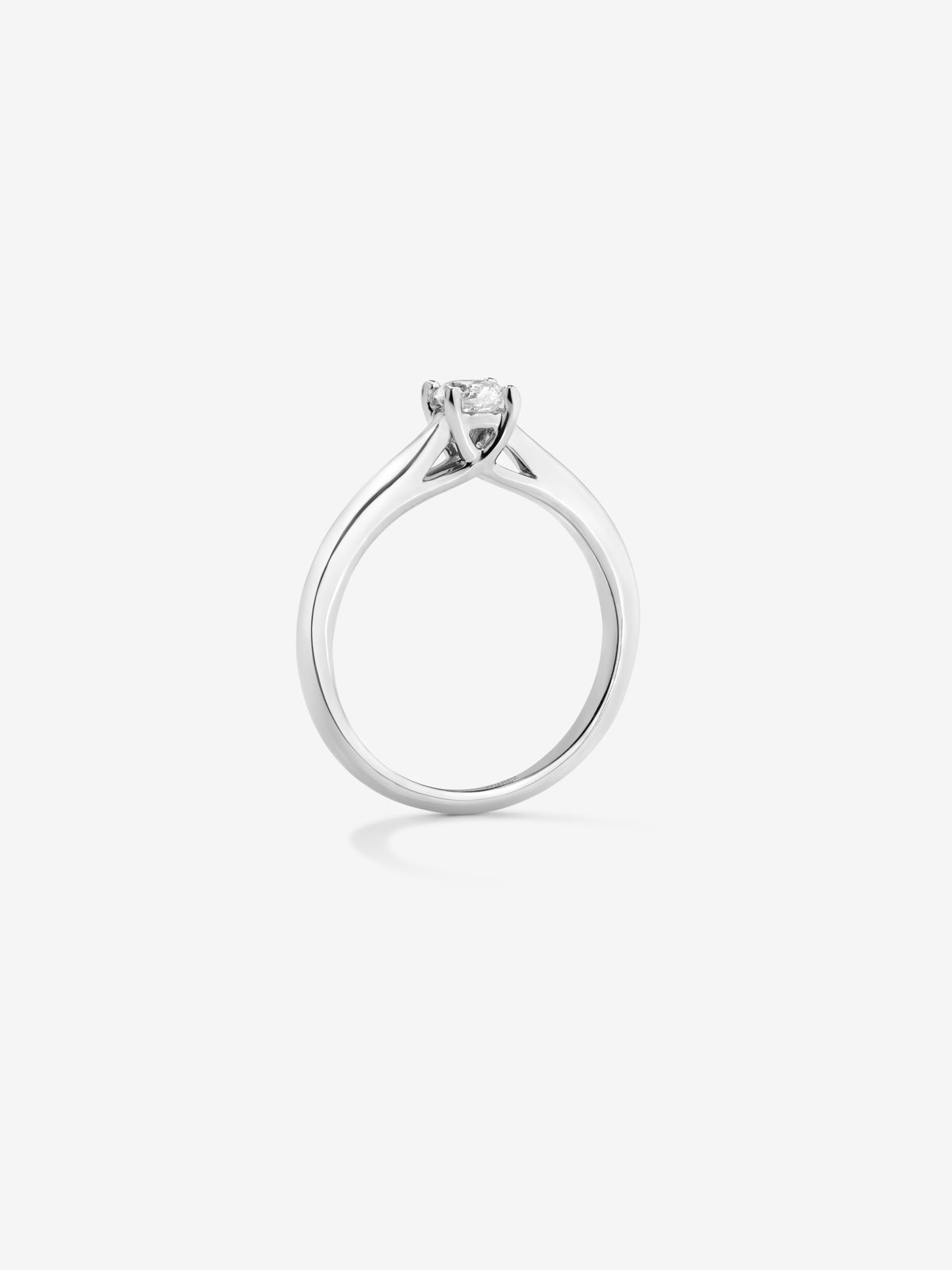 Anillo solitario de oro blanco de 18K con diamante blanco en talla brillante de 0,4 cts