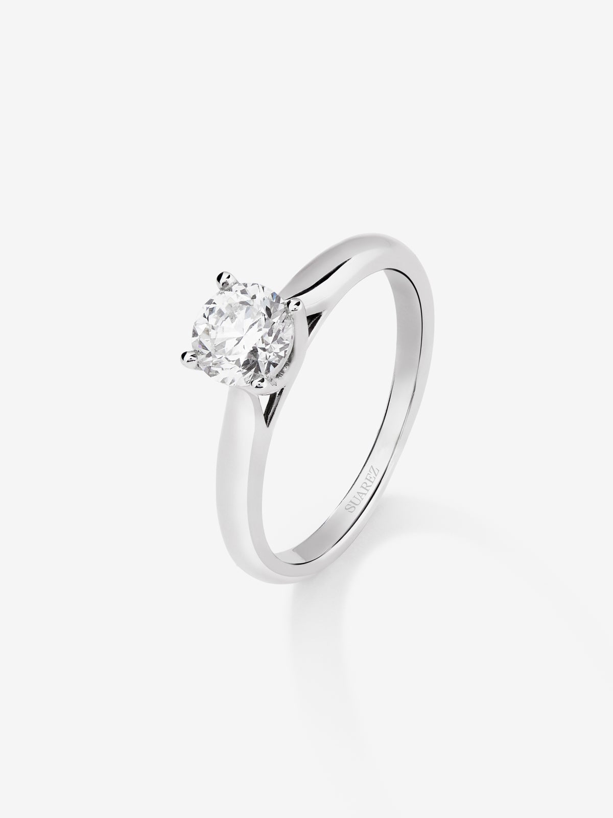 Solitario de compromiso de oro blanco de 18K con diamante central de 0,70 quilates