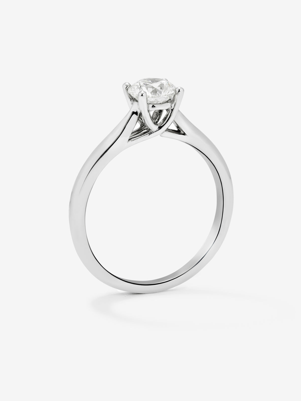 Solitario de compromiso de oro blanco de 18K con diamante central de 0,70 quilates