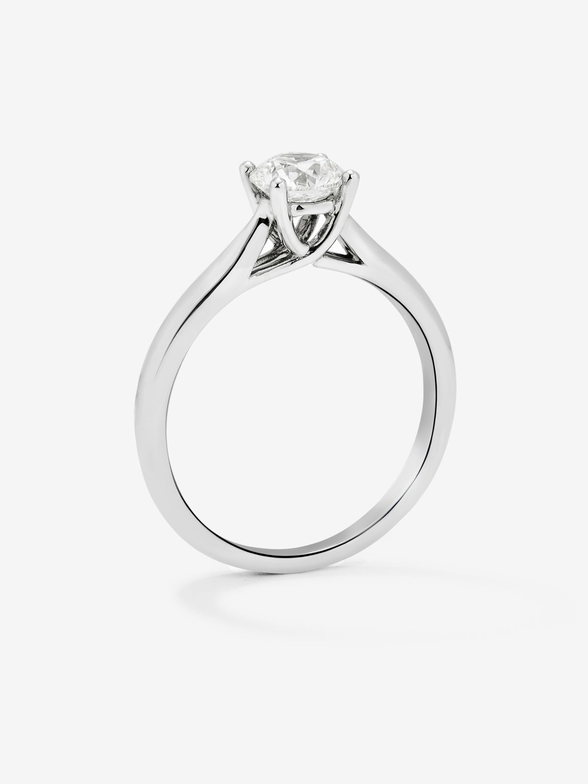 Solitario de compromiso de oro blanco de 18K con diamante central de 0,70 quilates