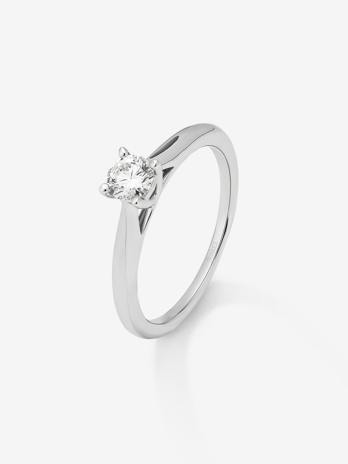 Anillo solitario de compromiso de oro blanco de 18k con diamante central de 0,25 quilates