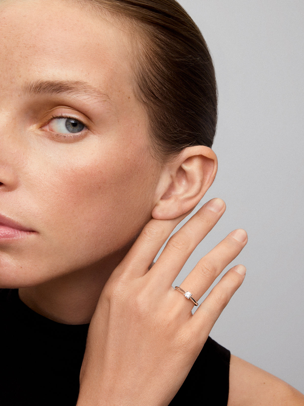 Anillo solitario de compromiso de oro blanco de 18k con diamante central de 0,25 quilates