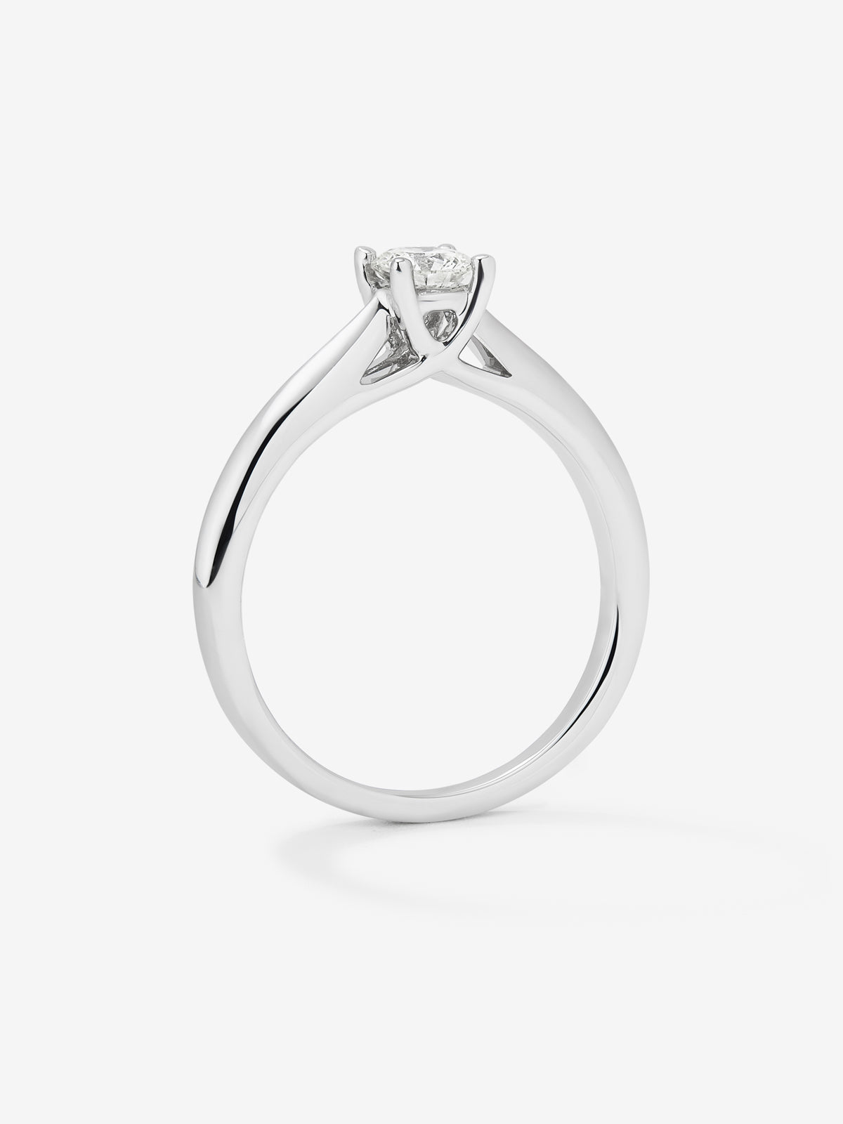 Anillo solitario de compromiso de oro blanco de 18k con diamante central de 0,25 quilates