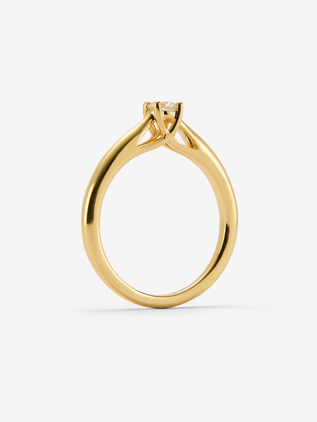 Anillo solitario  de oro amarillo de 18K con diamate en talla brillante de 0,08 cts