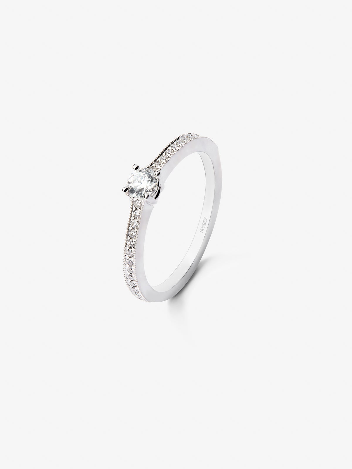 Anillo solitario de oro blanco de 18K con un diamante central en talla brillante de 0,23 cts y brazo de 29 diamantes en talla brillante con un total de 0,12 cts