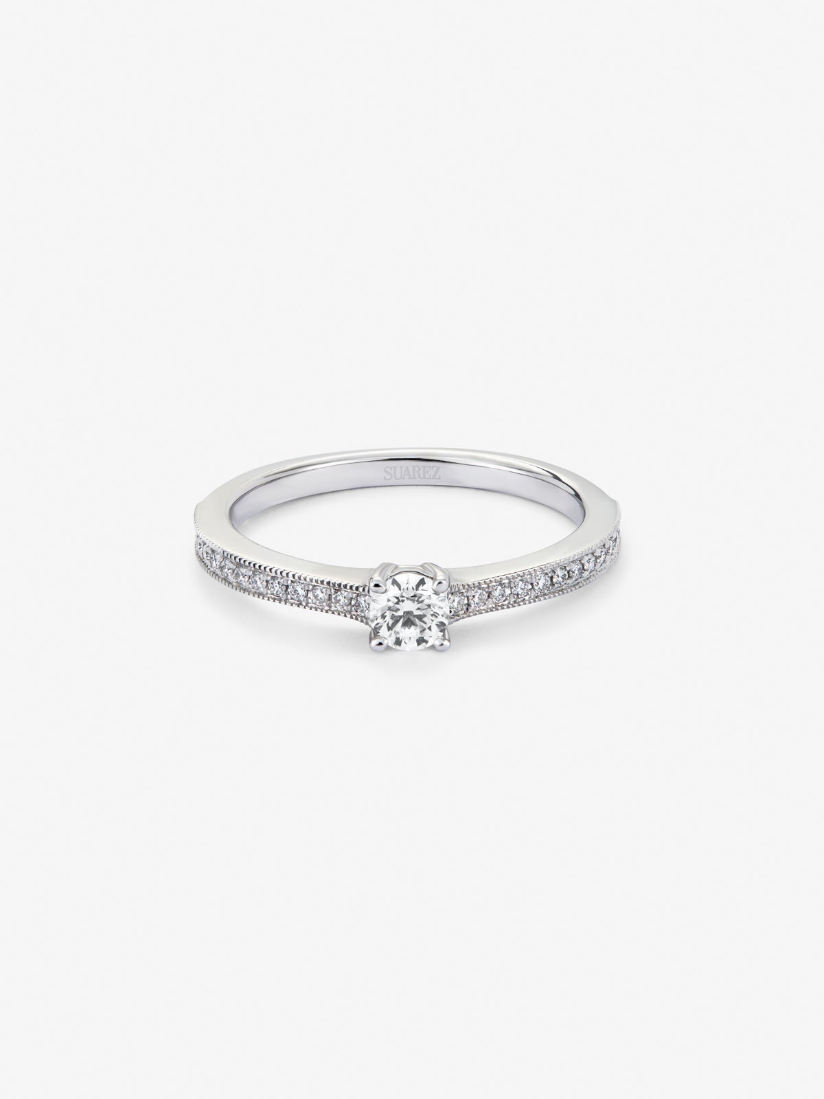 Anillo solitario de oro blanco de 18K con un diamante central en talla brillante de 0,23 cts y brazo de 29 diamantes en talla brillante con un total de 0,12 cts