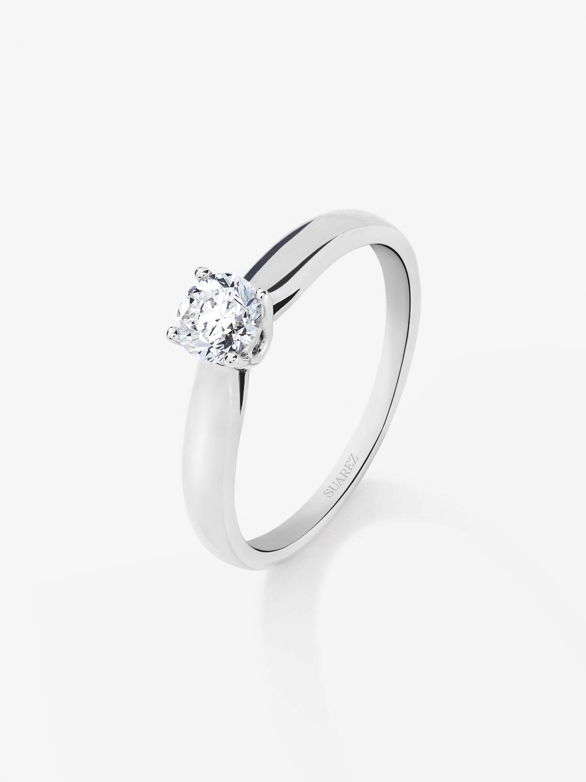 Anillo solitario de oro blanco de 18K con diamante en talla brillante de 0,4 cts