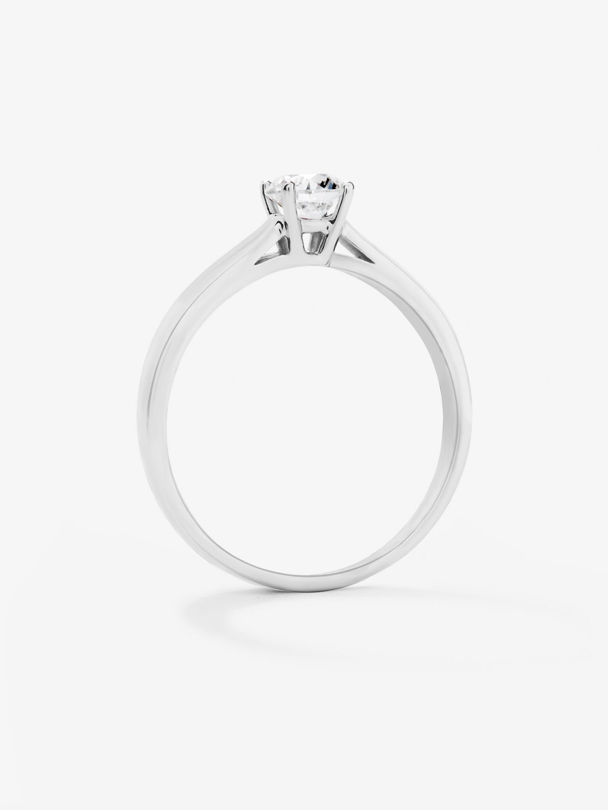 Anillo solitario de oro blanco de 18K con diamante en talla brillante de 0,4 cts