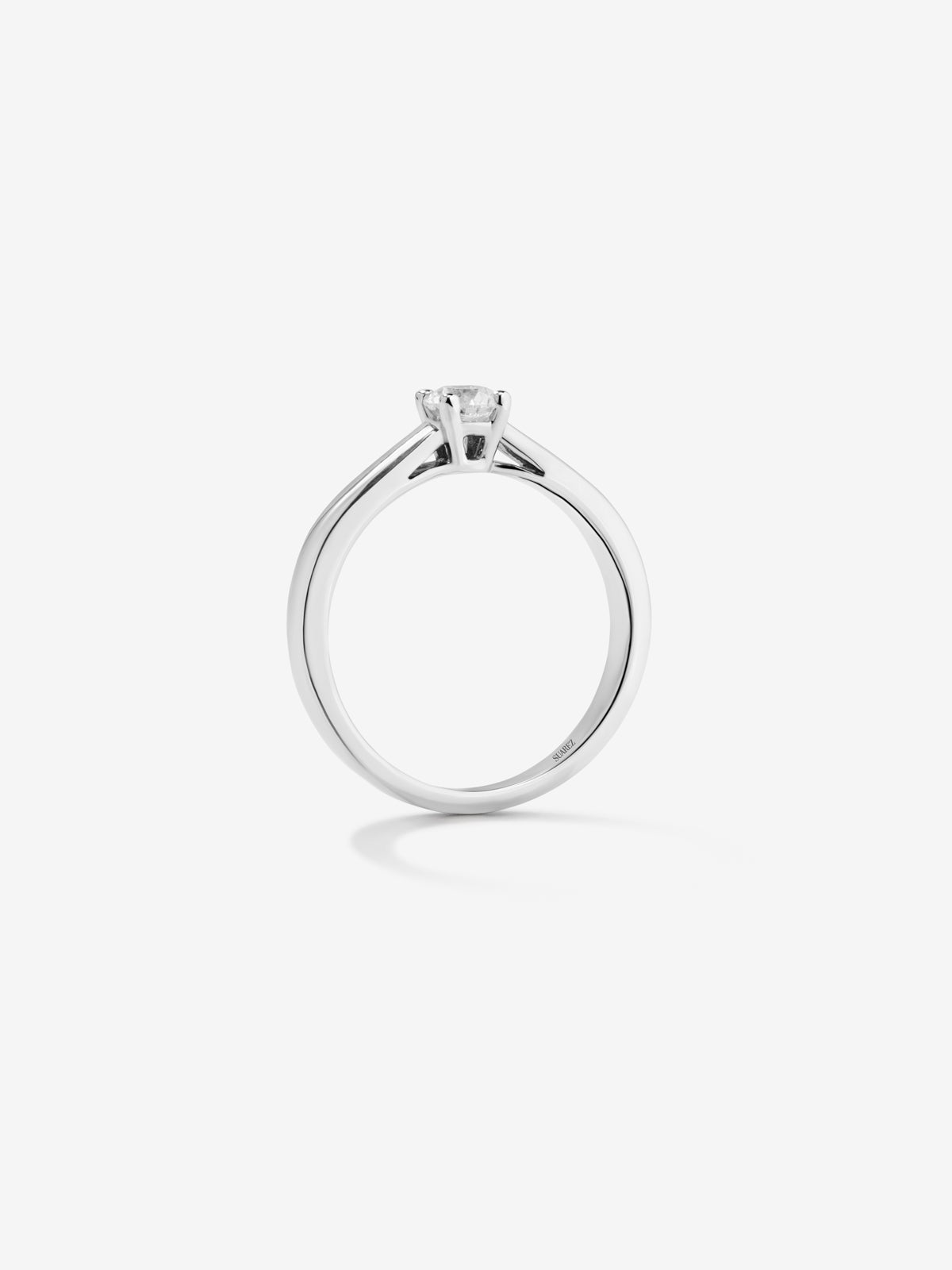 Anillo solitario de oro blanco de 18K con diamante en talla brillante de 0,2 cts