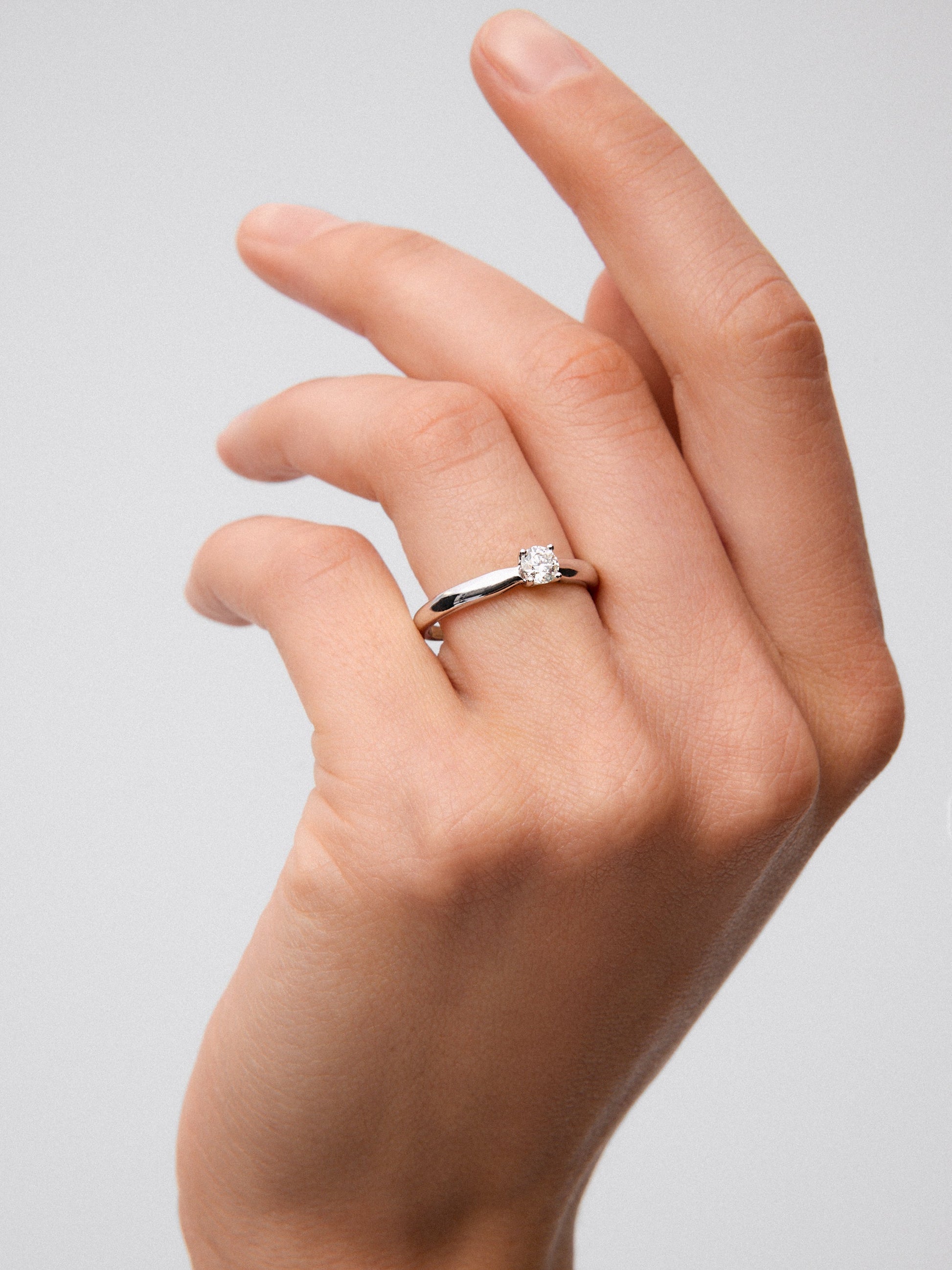 Anillo solitario de oro blanco de 18K con diamante en talla brillante de 0,3 cts