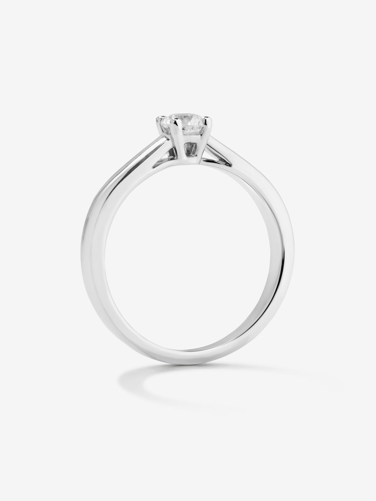 Anillo solitario de oro blanco de 18K con diamante en talla brillante de 0,3 cts