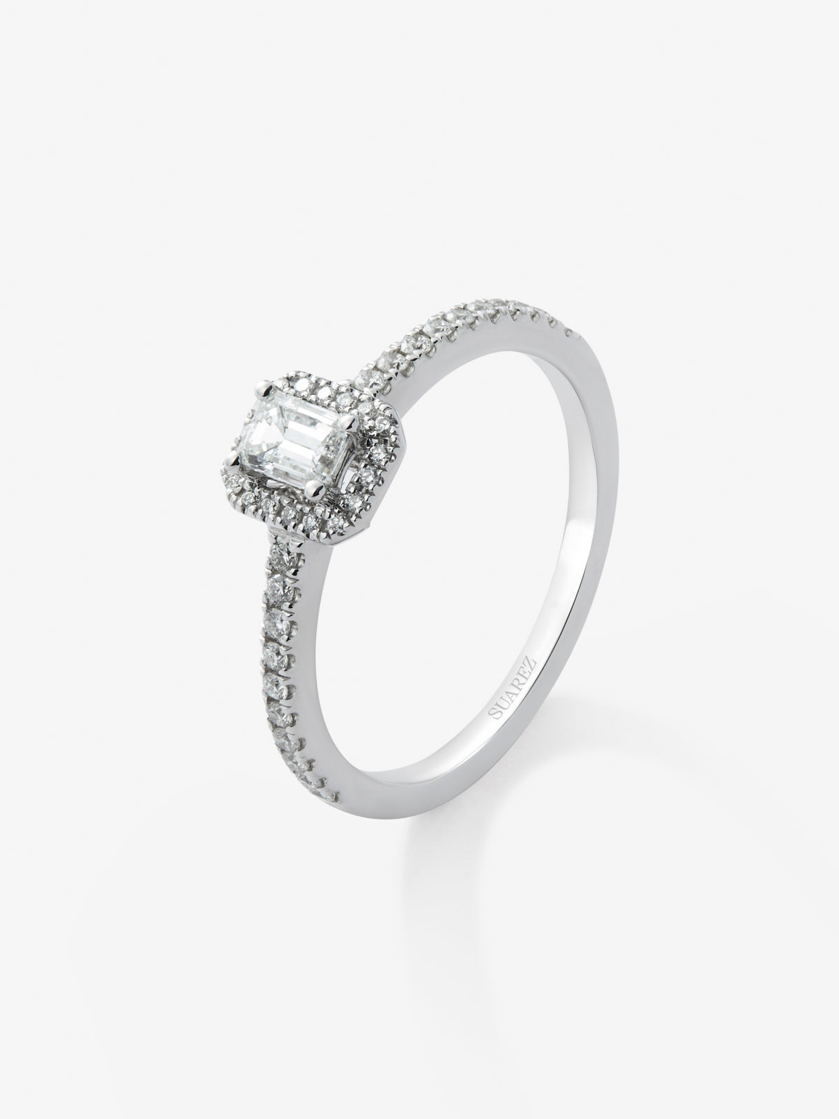 18K white gold ring with emerald cut diamond of 0.25 cts and brilliant cut diamond border with a total of 0.19 cts