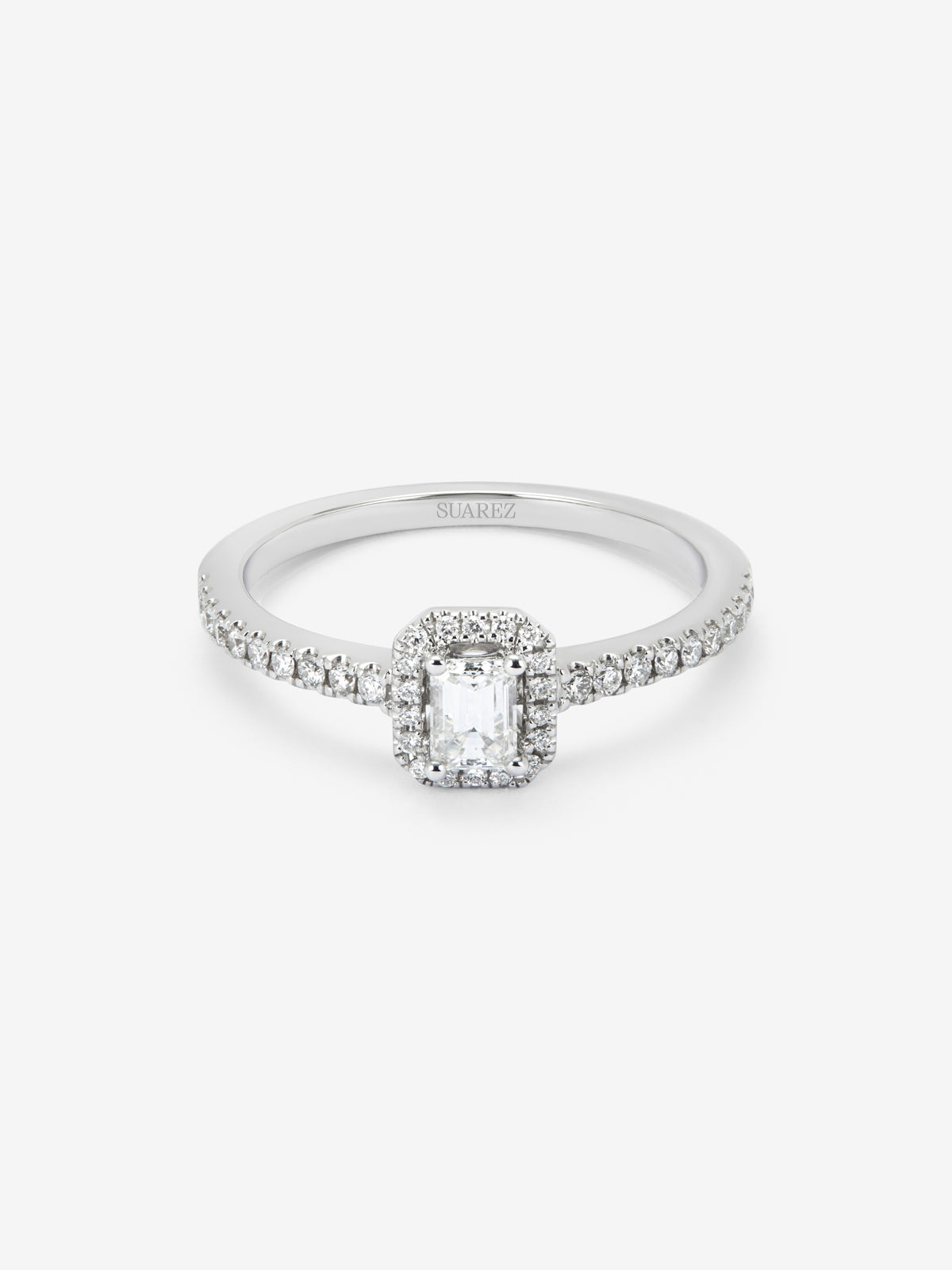 18K white gold ring with emerald cut diamond of 0.25 cts and brilliant cut diamond border with a total of 0.19 cts