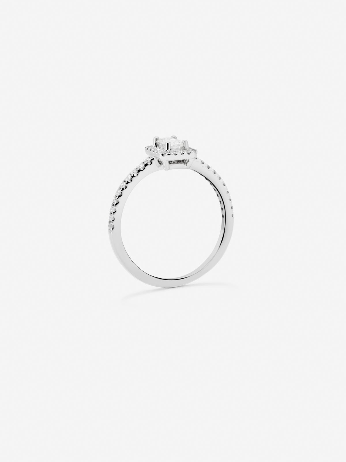 Anillo de oro blanco de 18K con diamante en talla esmeralda de 0,25 cts y orla de diamantes en talla brillante con un total de 0,17 cts