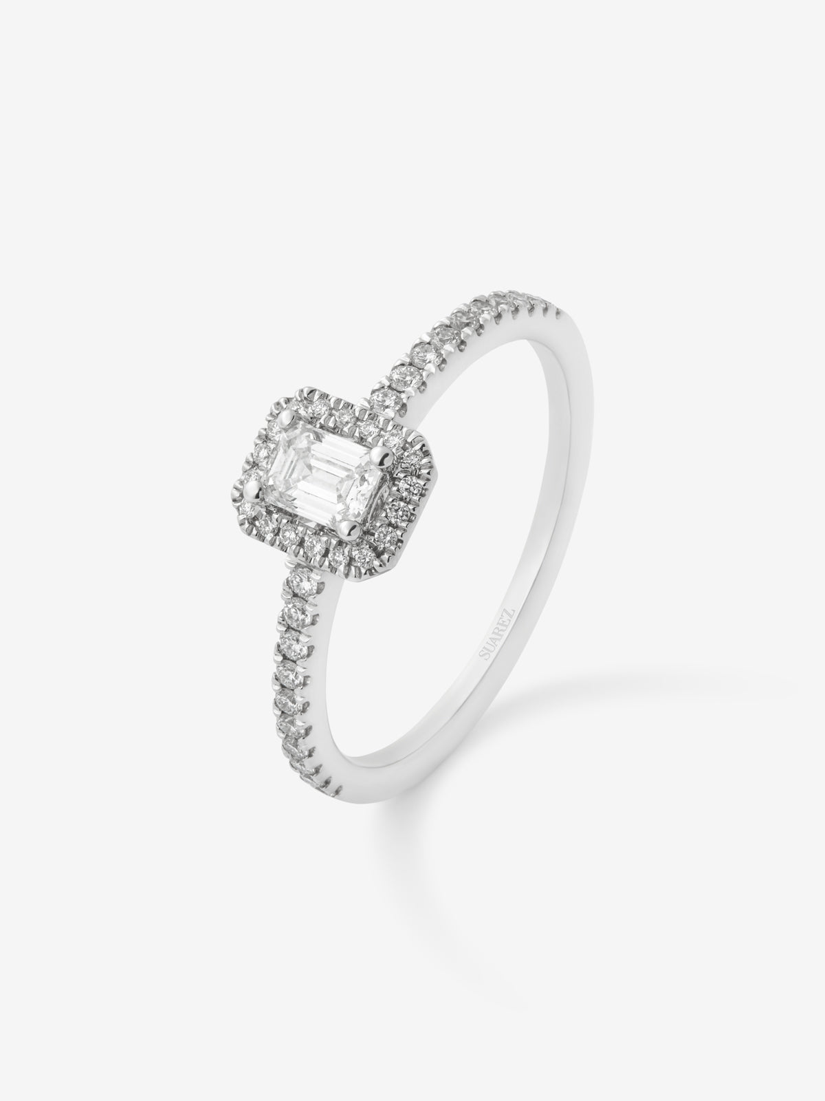 18K white gold ring with emerald cut diamond of 0.24 cts and brilliant cut diamond border with a total of 0.17 cts