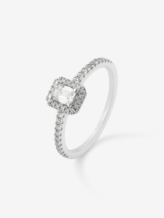 18K white gold ring with emerald cut diamond of 0.24 cts and brilliant cut diamond border with a total of 0.17 cts