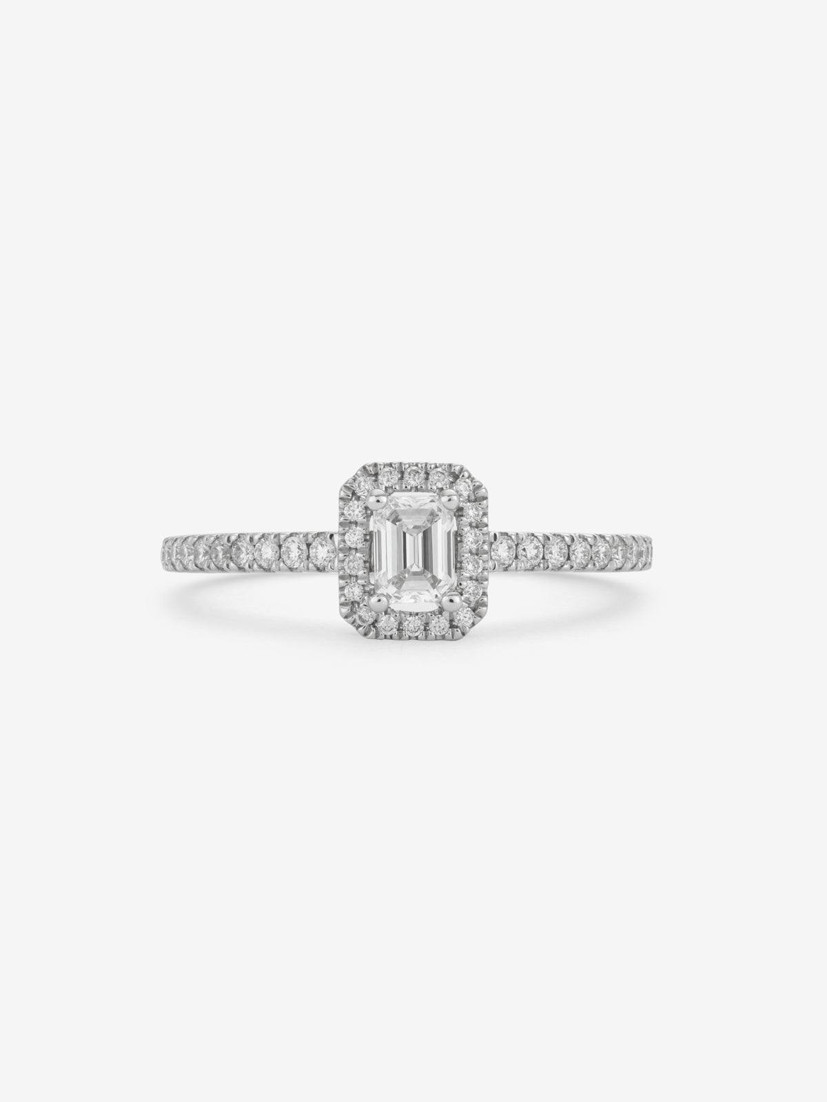 18K white gold ring with emerald cut diamond of 0.25 cts and brilliant cut diamond border with a total of 0.19 cts