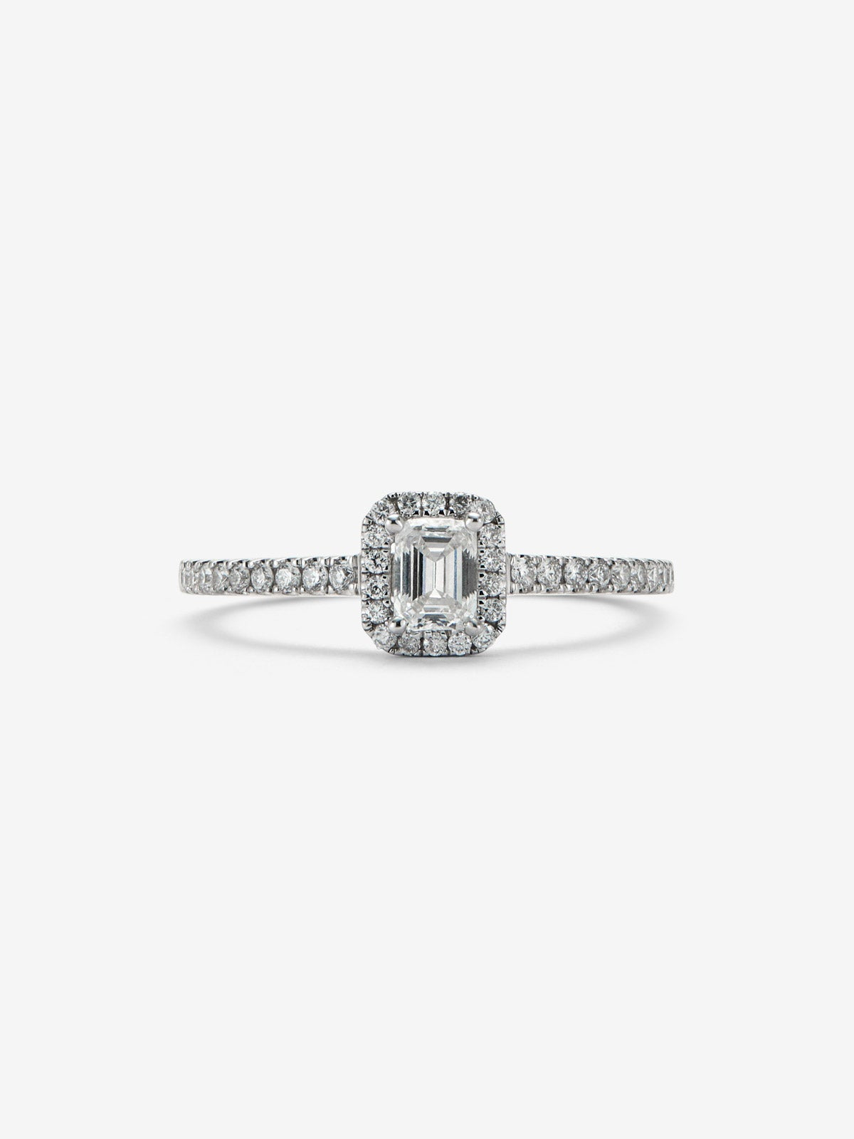 Anillo de oro blanco de 18K con diamante en talla esmeralda de 0,30 cts y orla de diamantes en talla brillante con un total de 0,19 cts
