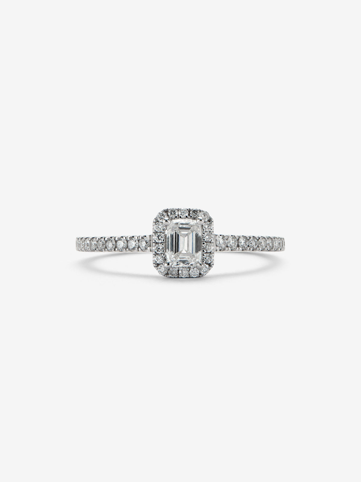 Anillo de oro blanco de 18K con diamante en talla esmeralda de 0,50 cts y orla de diamantes en talla brillante