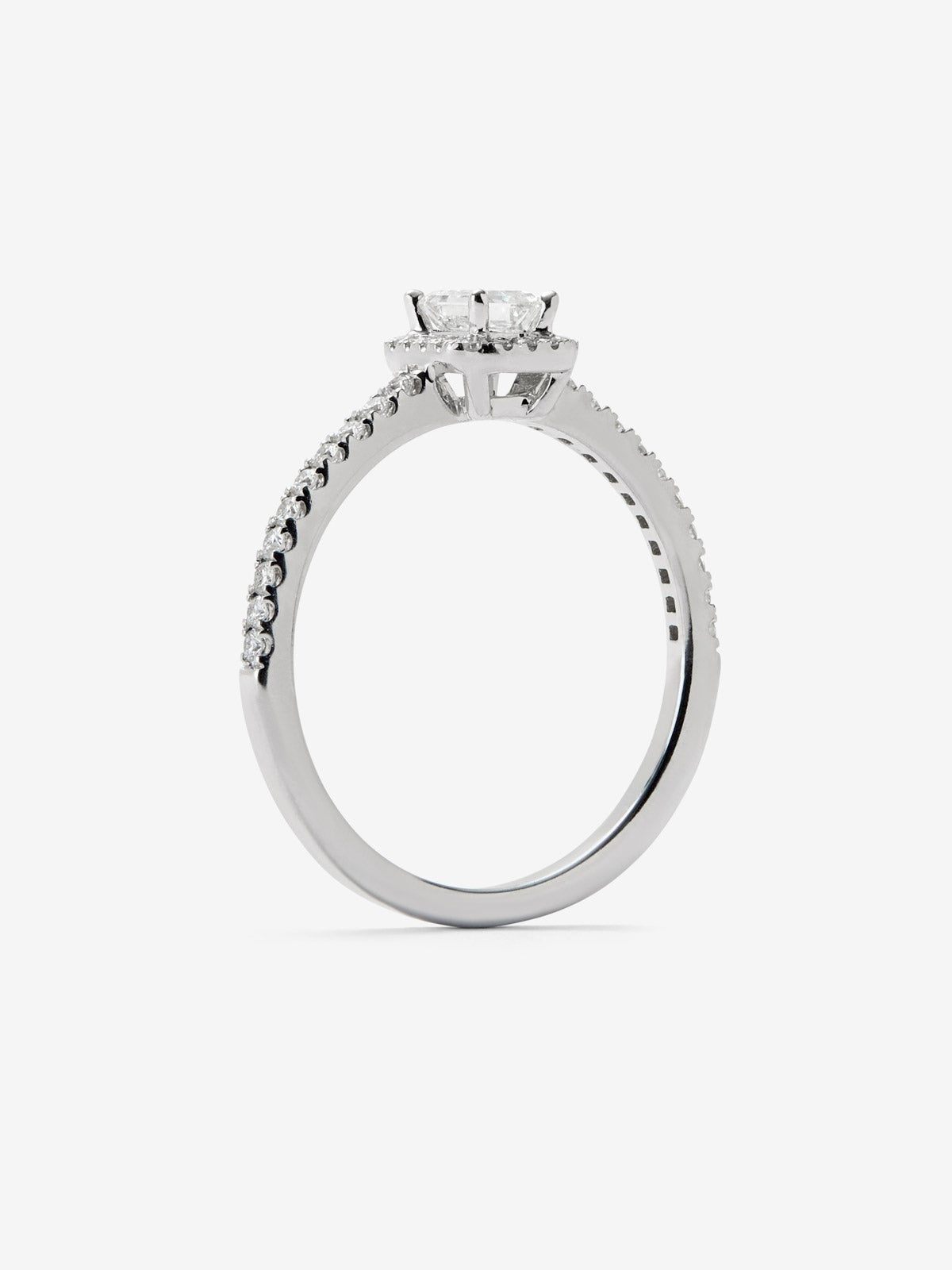 Anillo de oro blanco de 18K con diamante en talla esmeralda de 0,50 cts y orla de diamantes en talla brillante