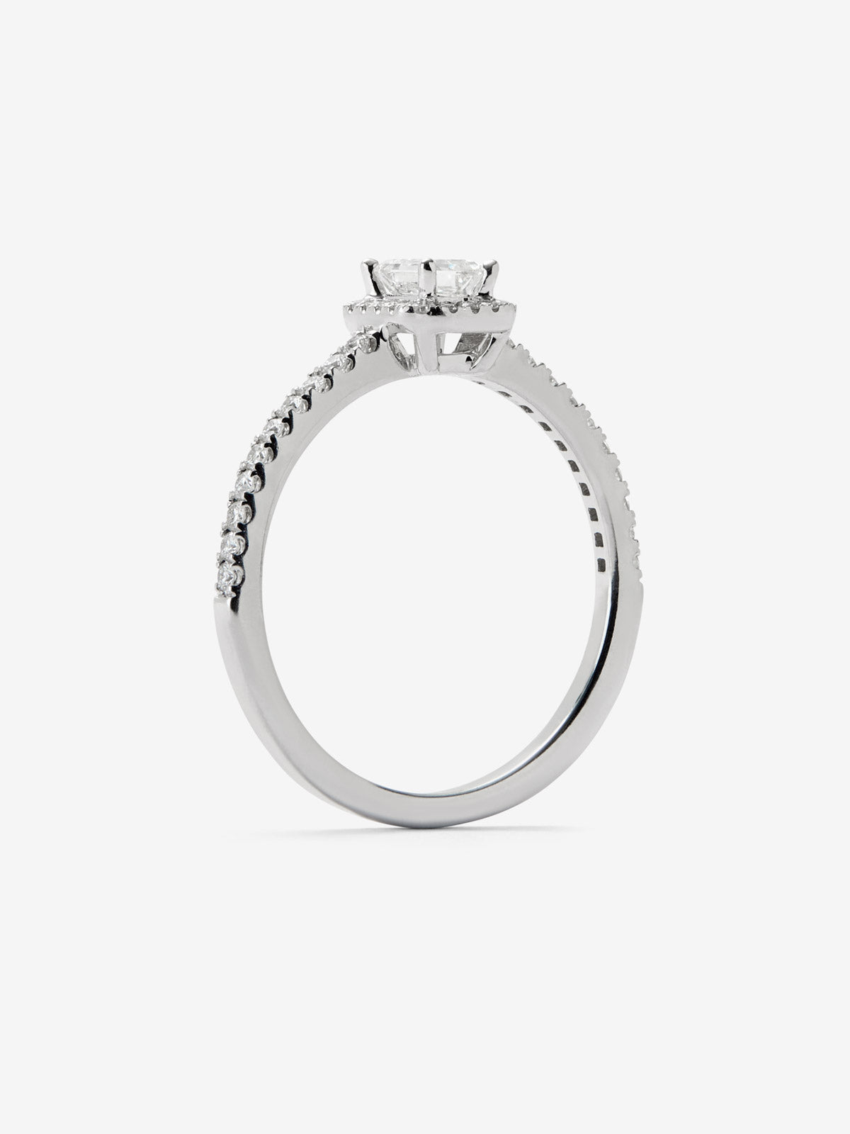 Anillo de oro blanco de 18K con diamante en talla esmeralda de 0,50 cts y orla de diamantes en talla brillante