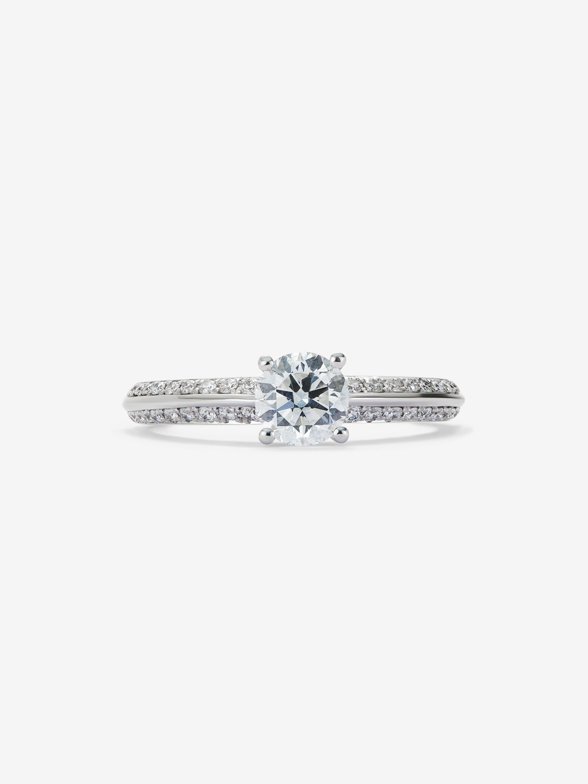 Anillo solitario de oro blanco de 18K con diamante central de 0,70 cts y diamantes en talla brillante con un total de 0,23 cts