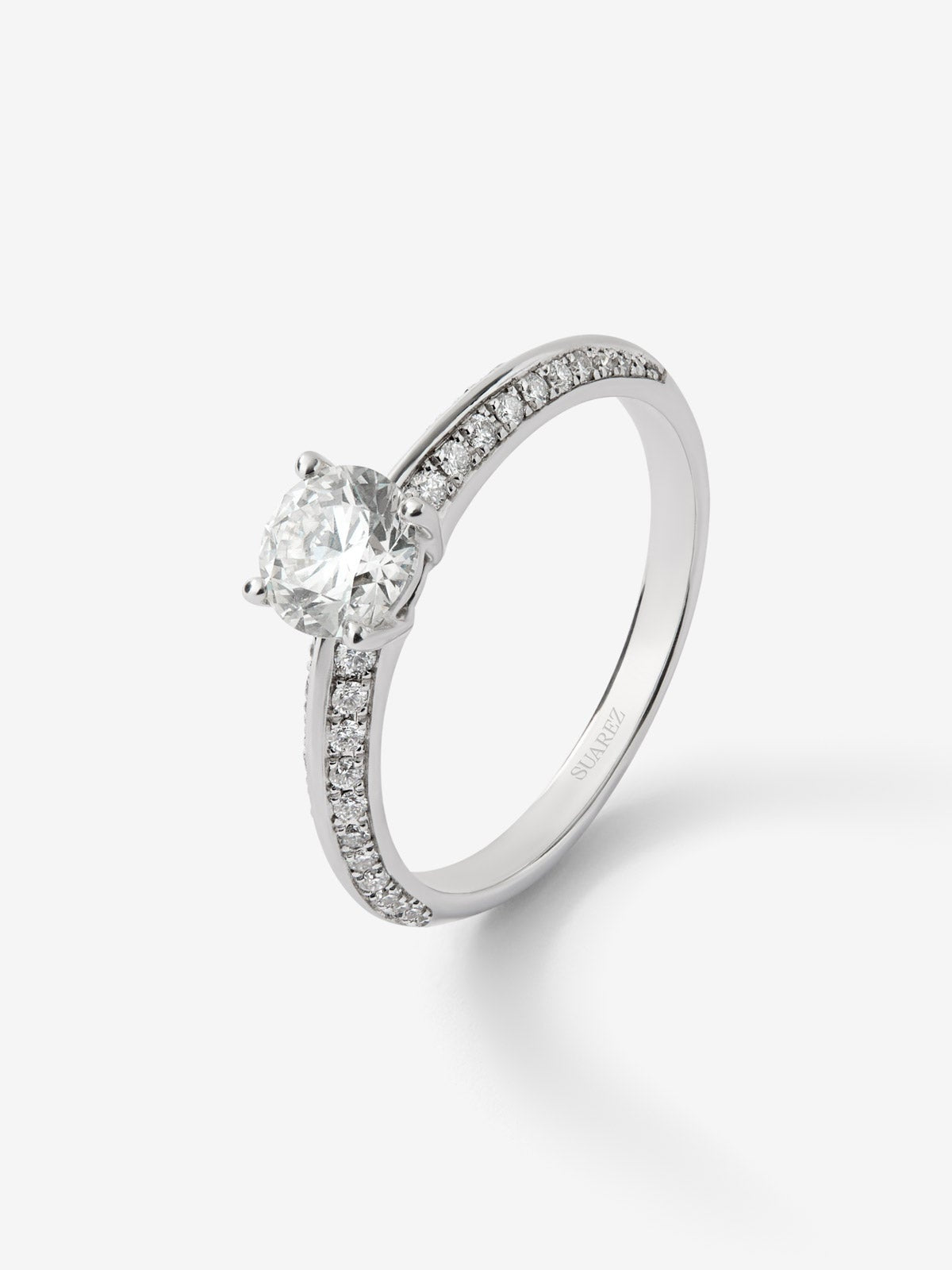 Anillo solitario de oro blanco de 18K con diamante central de 0,70 cts y diamantes en talla brillante con un total de 0,23 cts