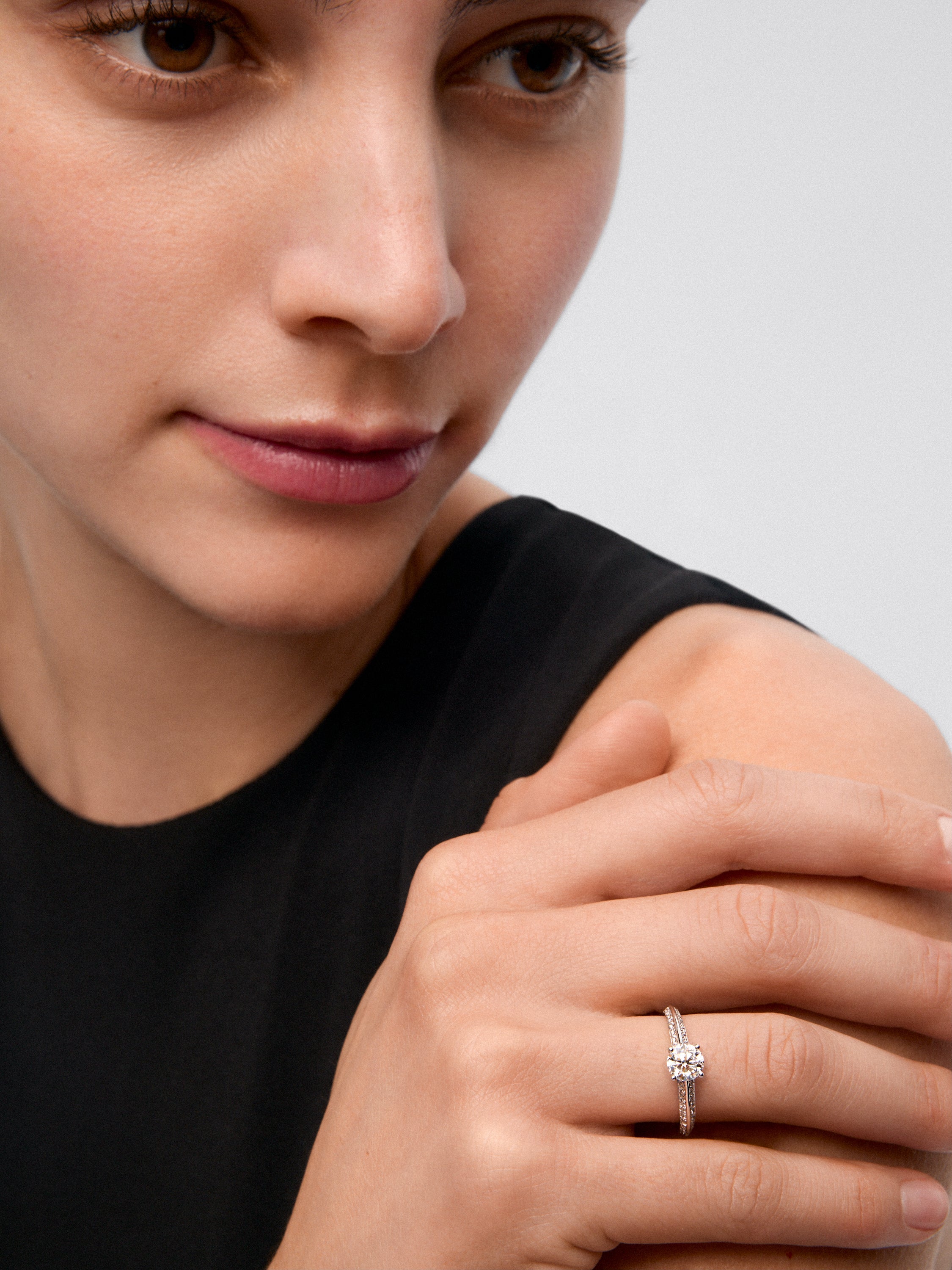Anillo solitario de oro blanco de 18K con diamante central de 0,70 cts y diamantes en talla brillante con un total de 0,23 cts