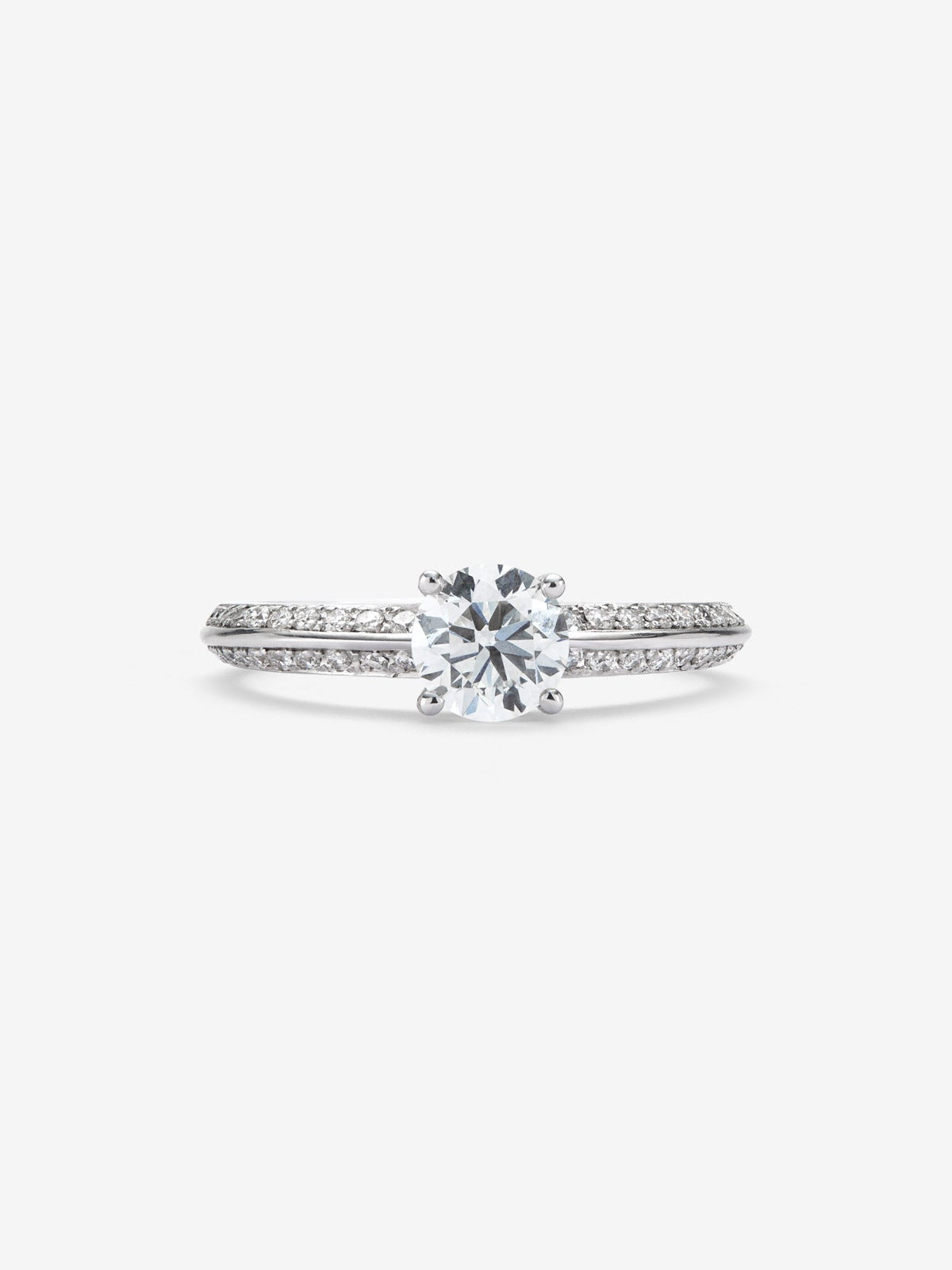 Anillo solitario de oro blanco de 18K con diamante central de 0,70 cts y diamantes en talla brillante con un total de 0,25 cts