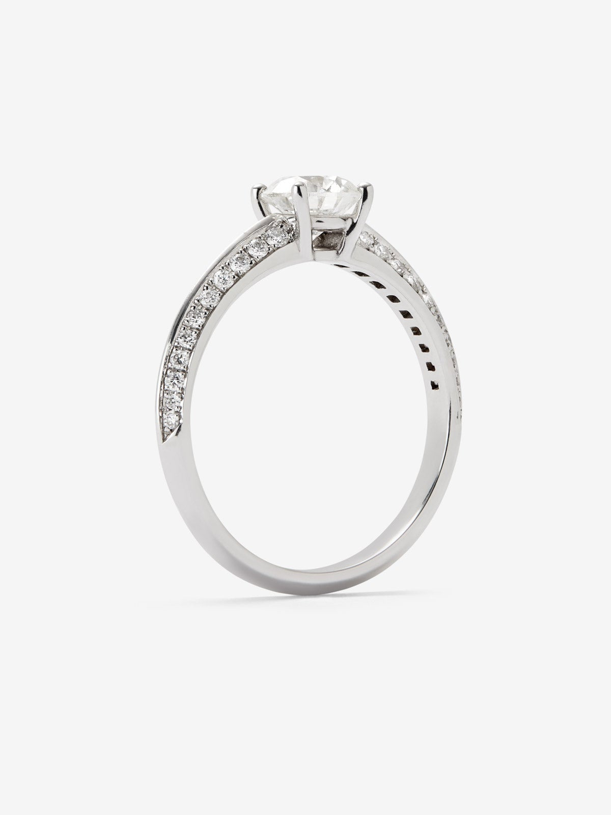 Anillo solitario de oro blanco de 18K con diamante central de 0,70 cts y diamantes en talla brillante con un total de 0,25 cts