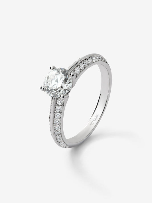 Anillo solitario de oro blanco de 18K con diamante central de 1,01 cts y diamantes en talla brillante con un total de 0,32 cts