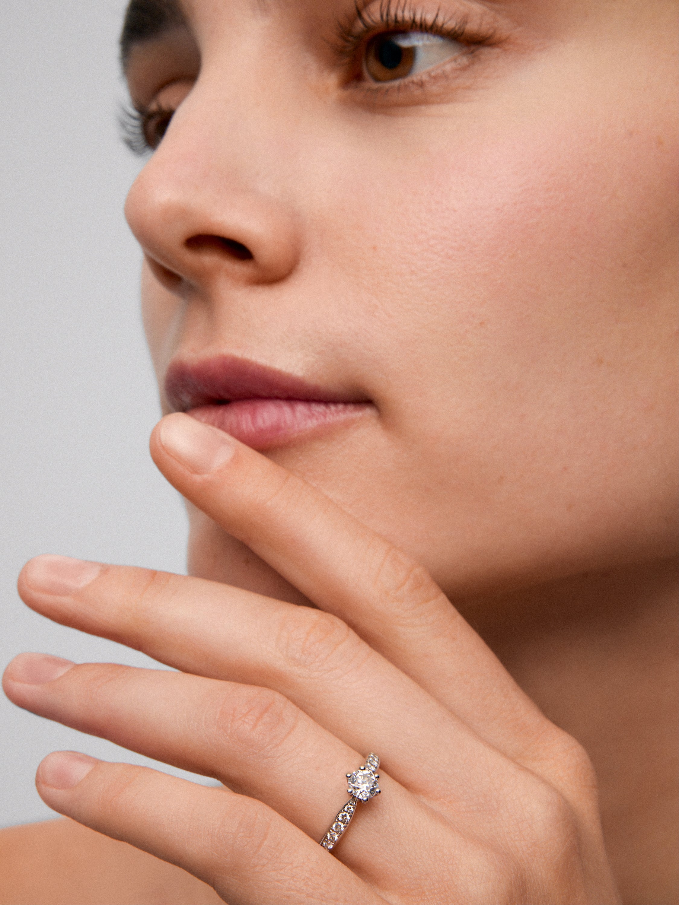 Anillo solitario de oro blanco de 18K con diamante central de 1 ct y diamantes en talla brillante con un total de 0,32 cts