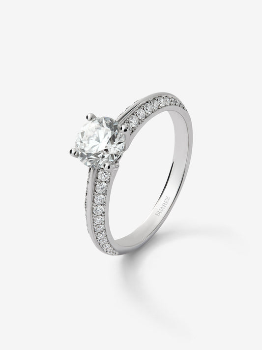 Anillo solitario de oro blanco de 18K con diamante central de 1,5 cts y diamantes en talla brillante con un total de 0,33 cts