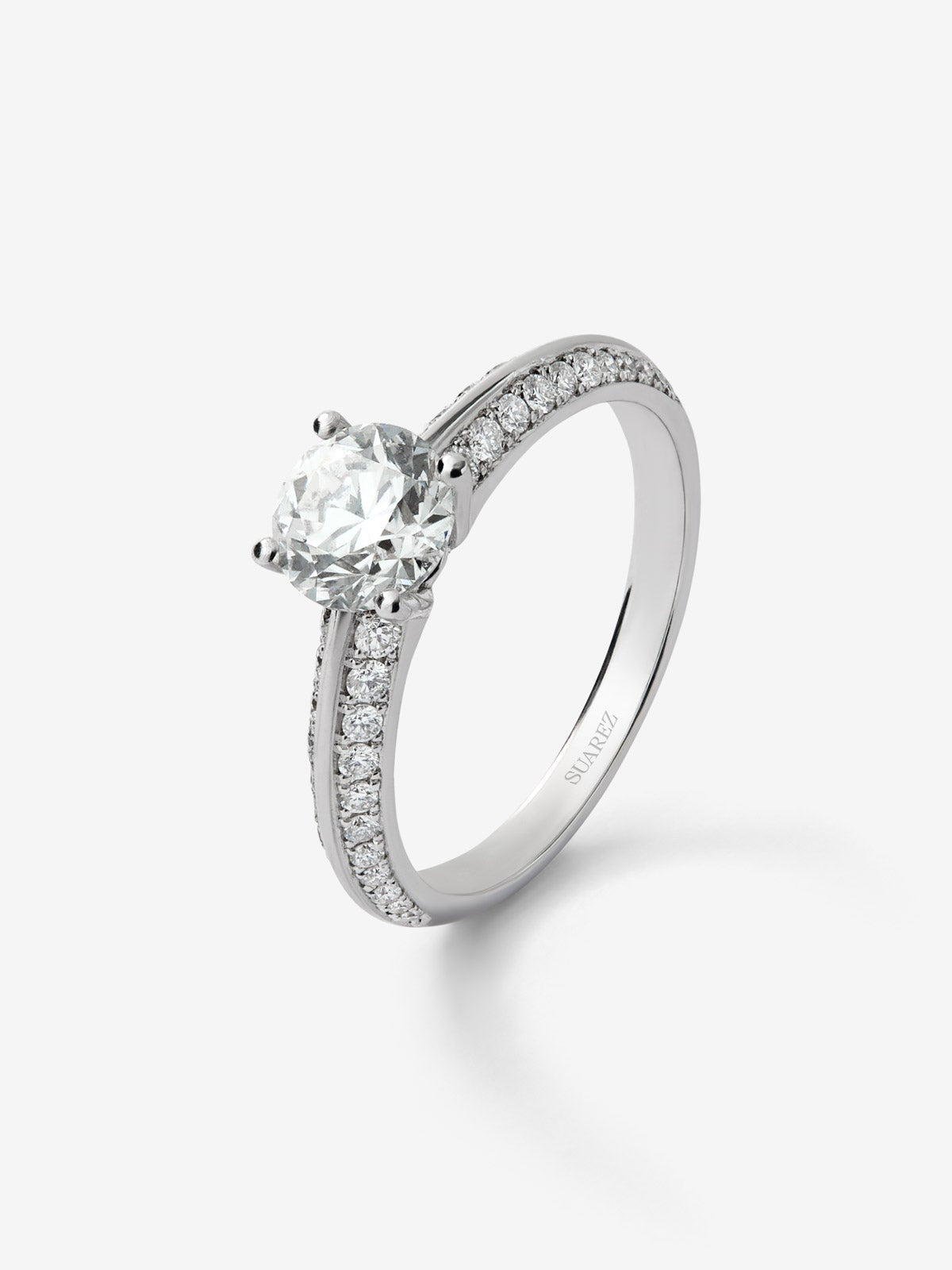 Anillo solitario de oro blanco de 18K con diamante central de 1,5 cts y diamantes en talla brillante con un total de 0,33 cts